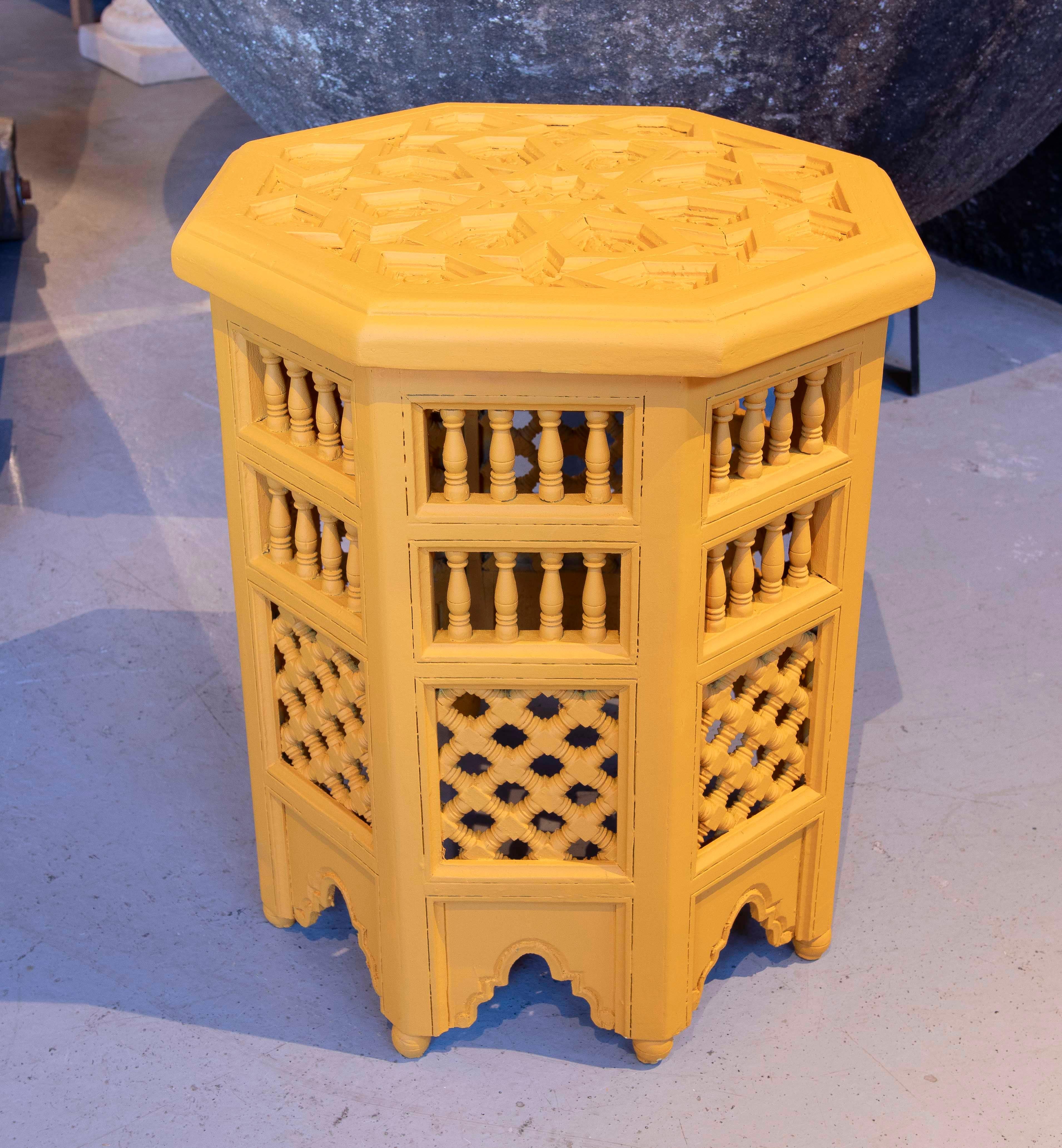 Prächtiges Paar achteckiger Beistelltische aus geschnitztem Holz mit einem von der arabischen Ästhetik inspirierten Design. Jeder Tisch zeichnet sich durch komplizierte geometrische Details, durchbrochene Paneele und kleine Baluster aus, die seinen