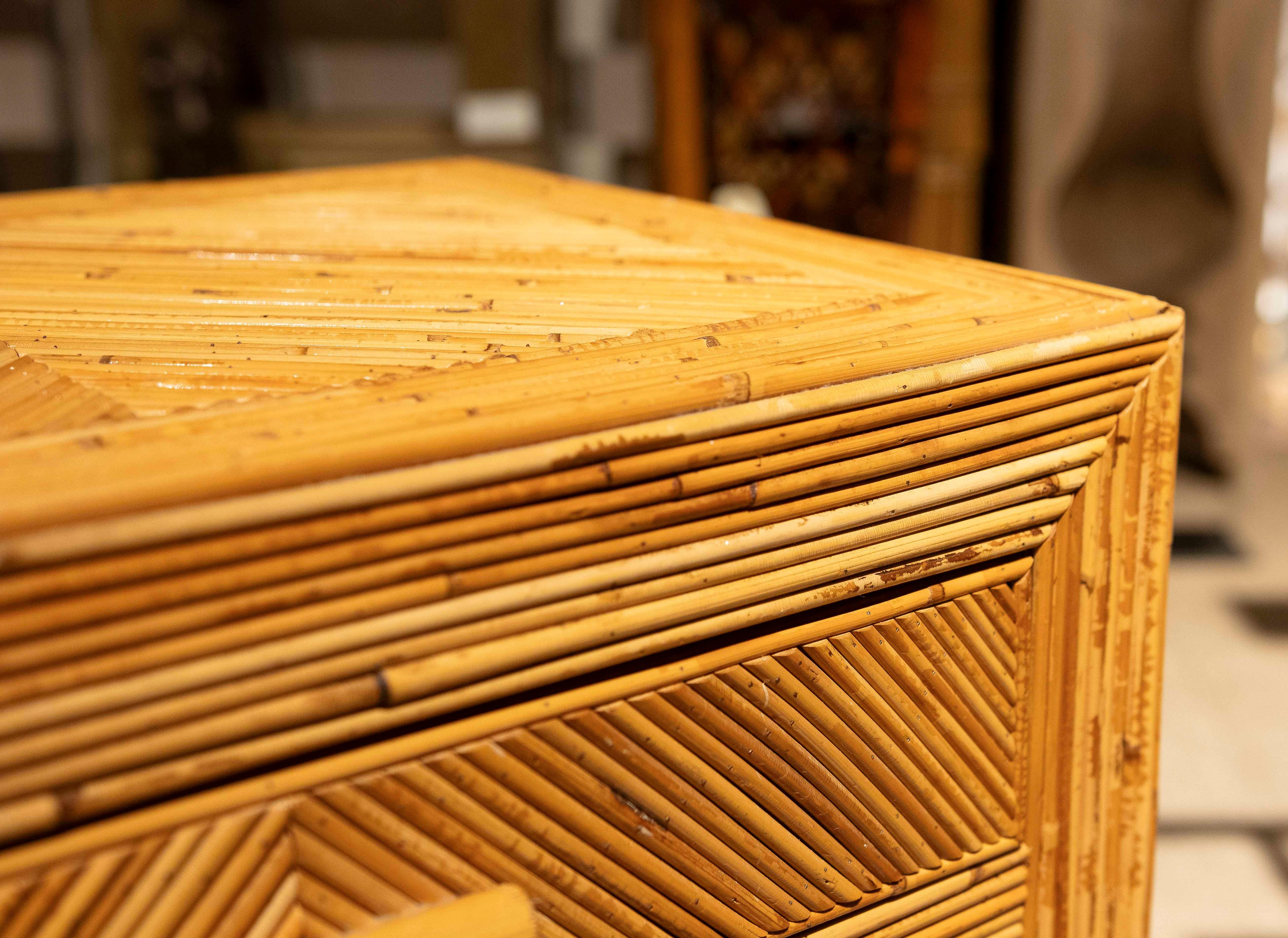 Paire de tables de chevet en bambou avec tiroirs des années 1980  en vente 5