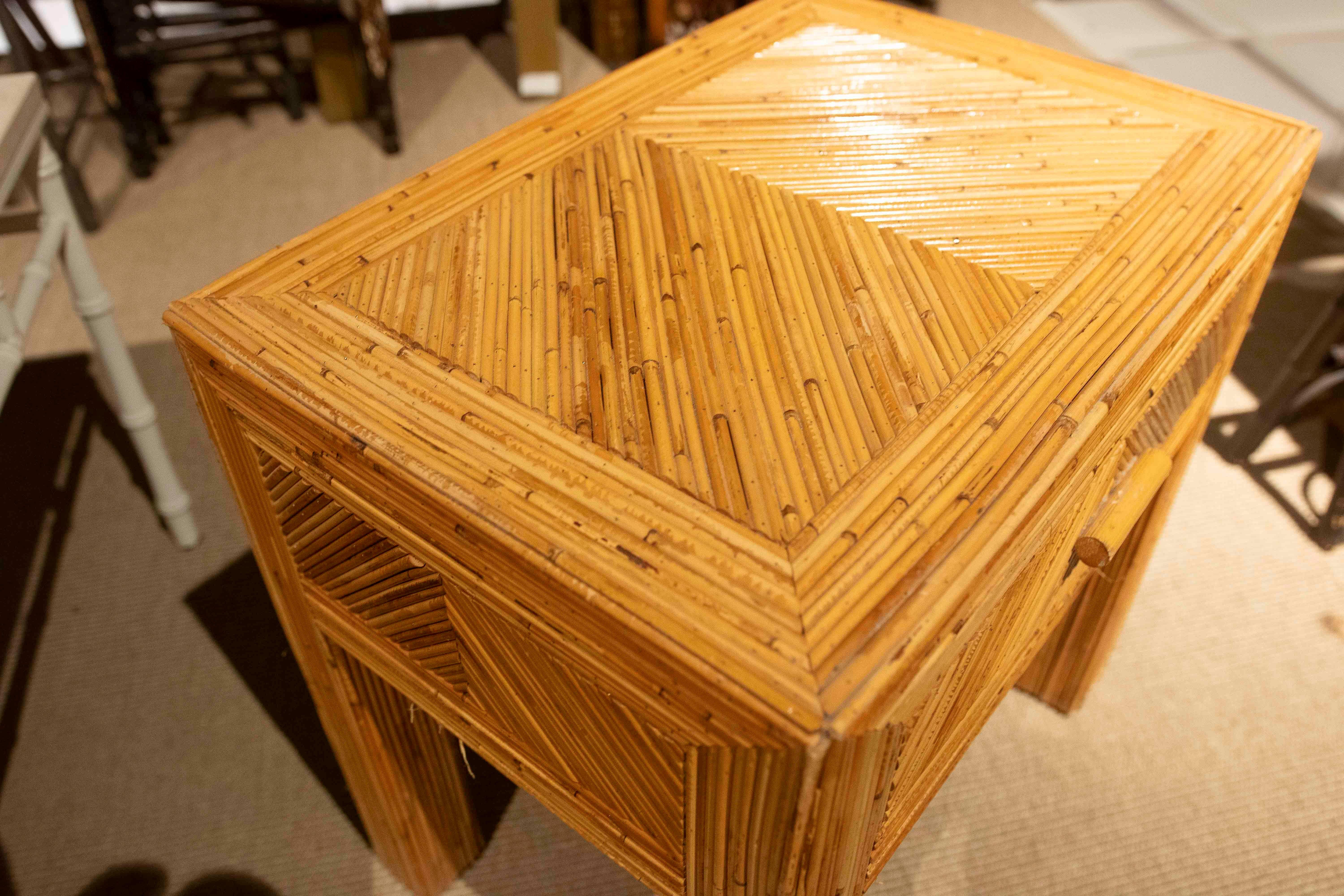Paire de tables de chevet en bambou avec tiroirs des années 1980  en vente 6