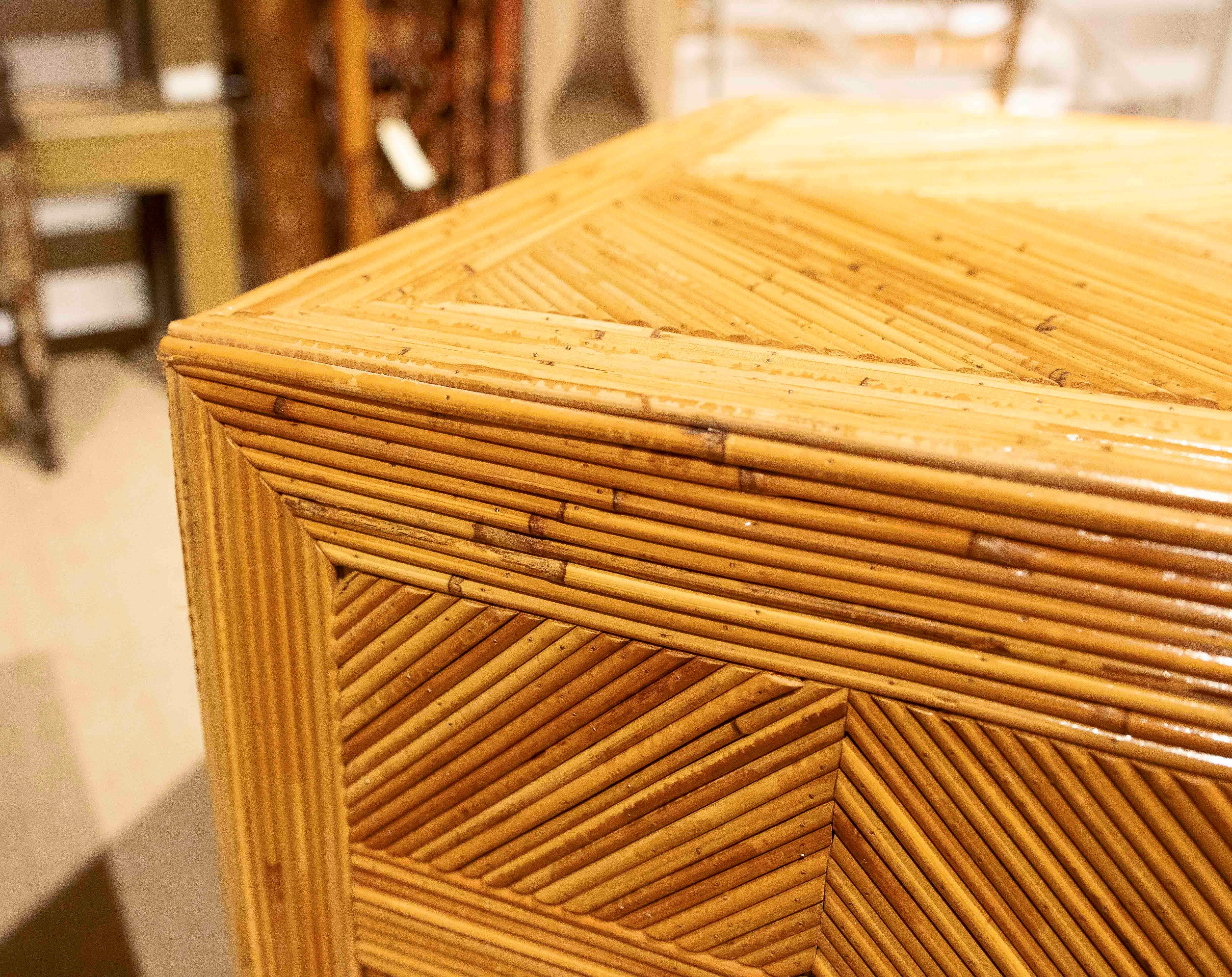 Paire de tables de chevet en bambou avec tiroirs des années 1980  en vente 7