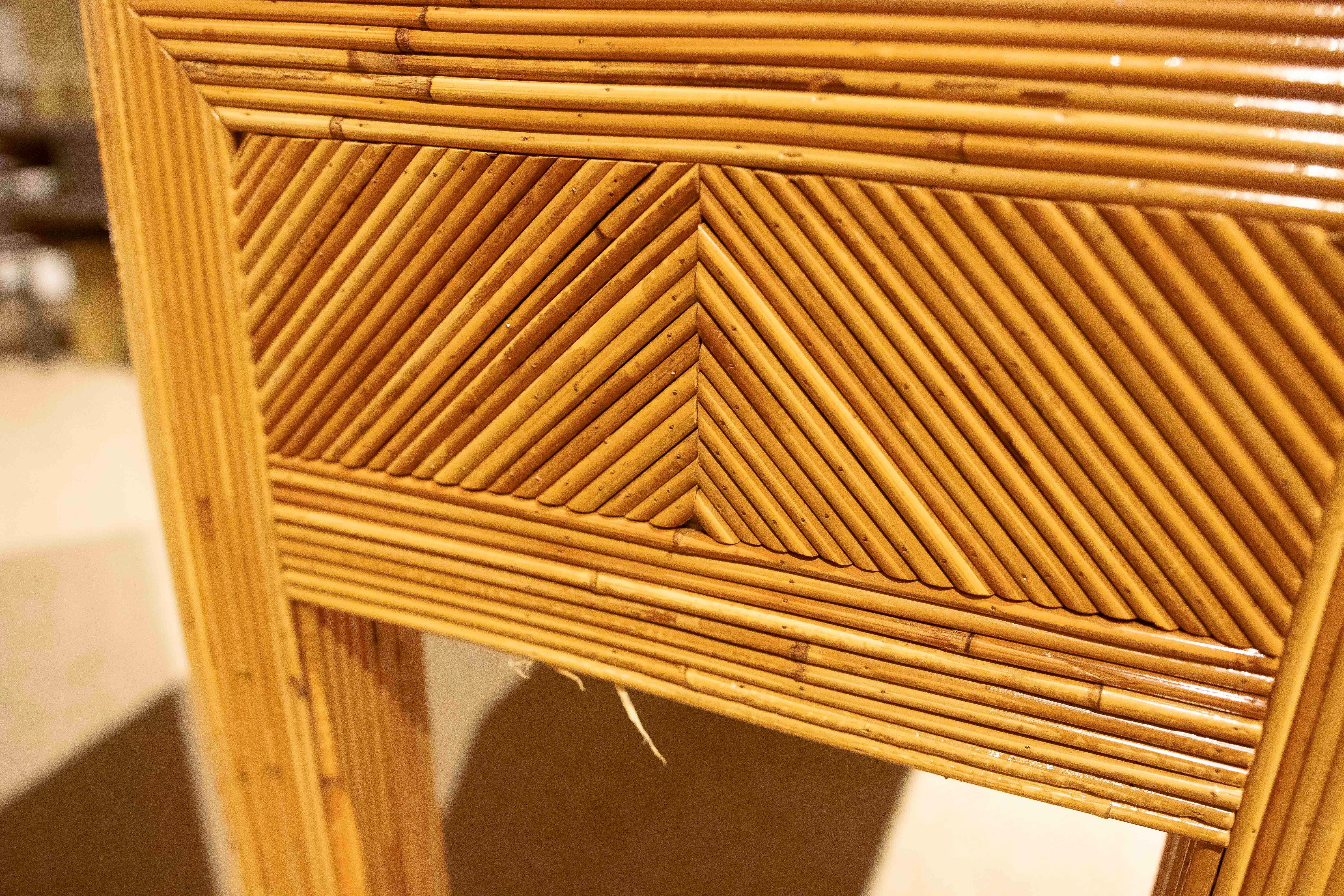 Paire de tables de chevet en bambou avec tiroirs des années 1980  en vente 9