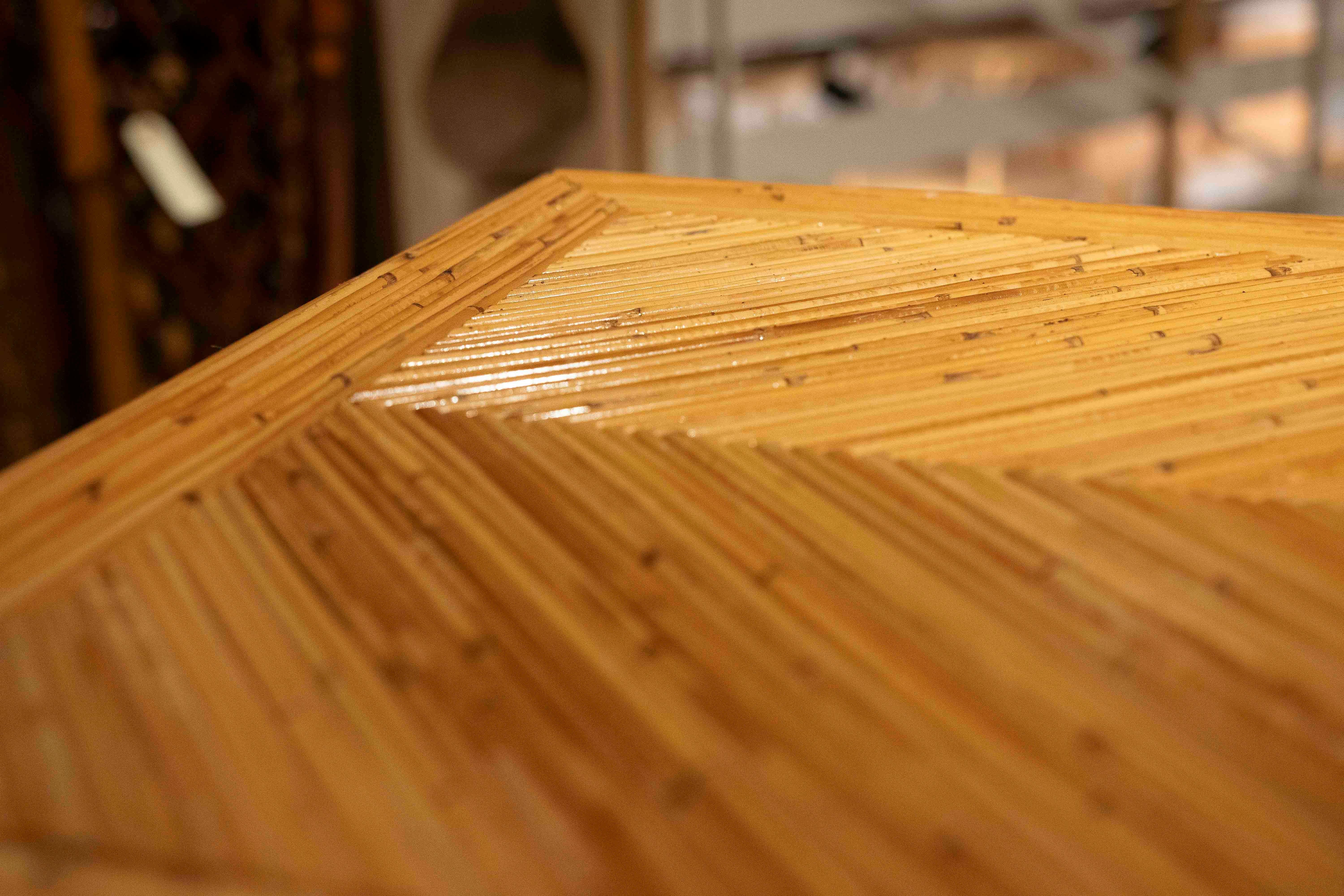 Paire de tables de chevet en bambou avec tiroirs des années 1980  en vente 11