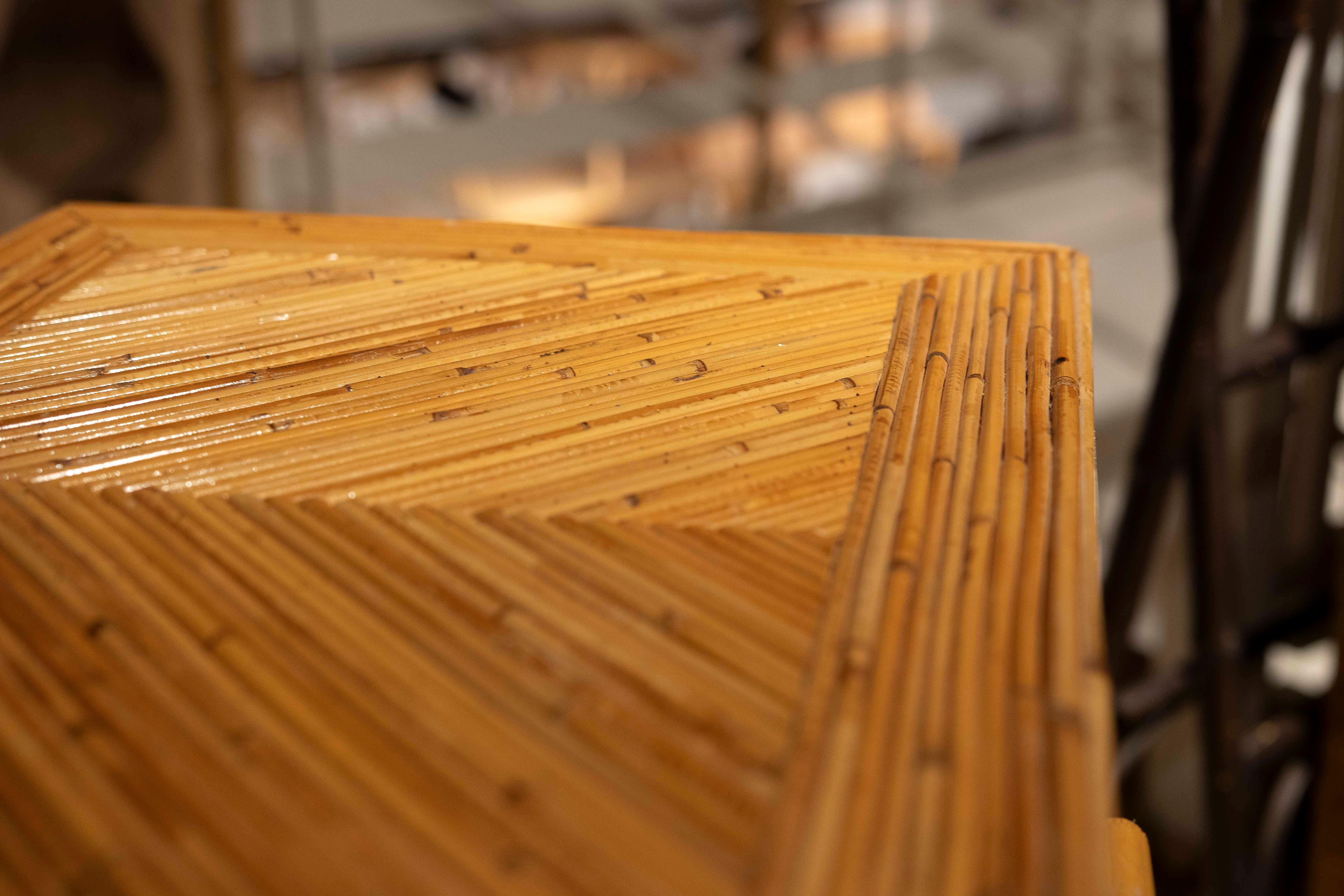 Paire de tables de chevet en bambou avec tiroirs des années 1980  en vente 12