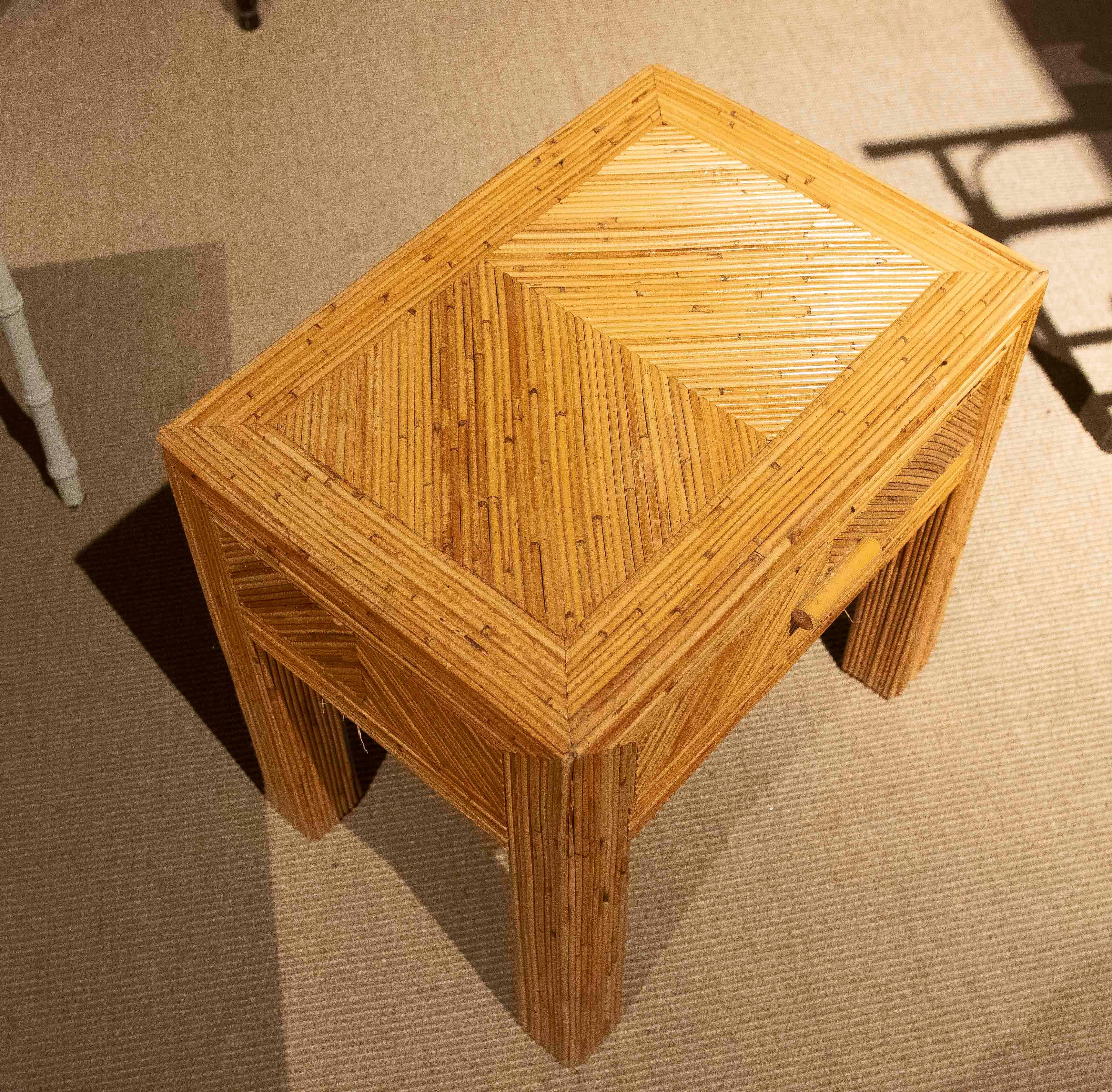 Paire de tables de chevet en bambou avec tiroirs des années 1980  en vente 13