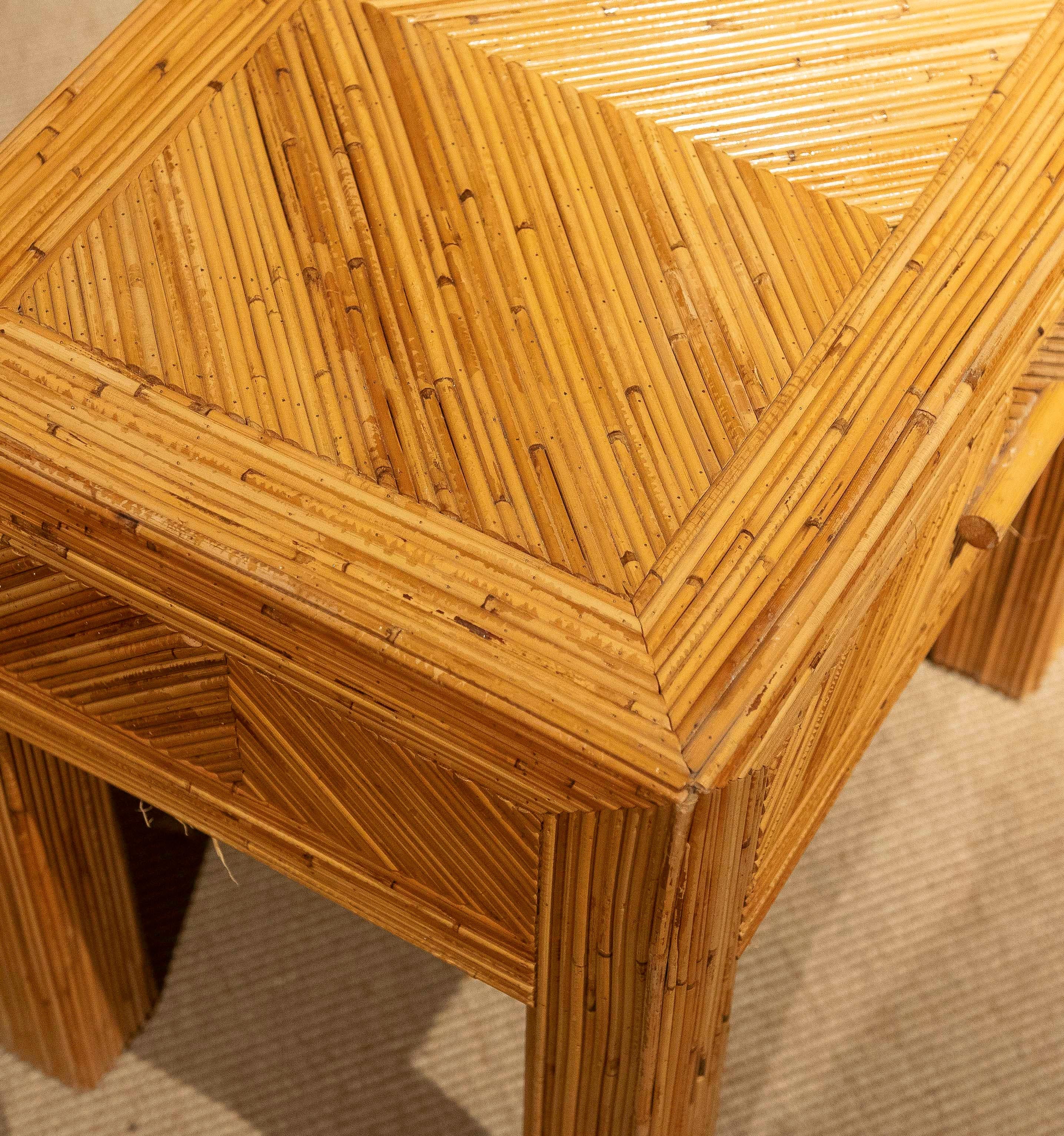 Paire de tables de chevet en bambou avec tiroirs des années 1980  en vente 14