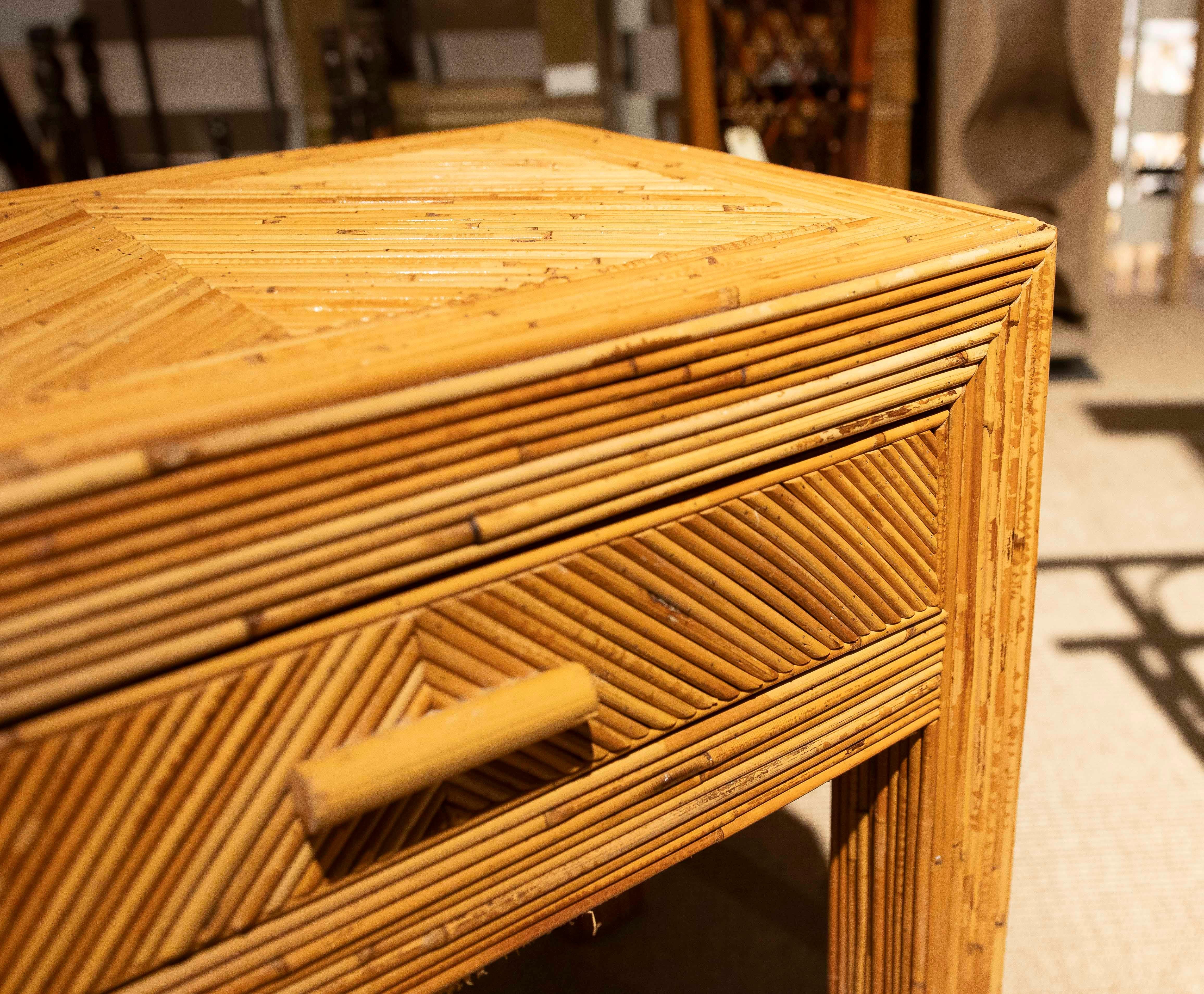 Paire de tables de chevet en bambou avec tiroirs des années 1980  en vente 15