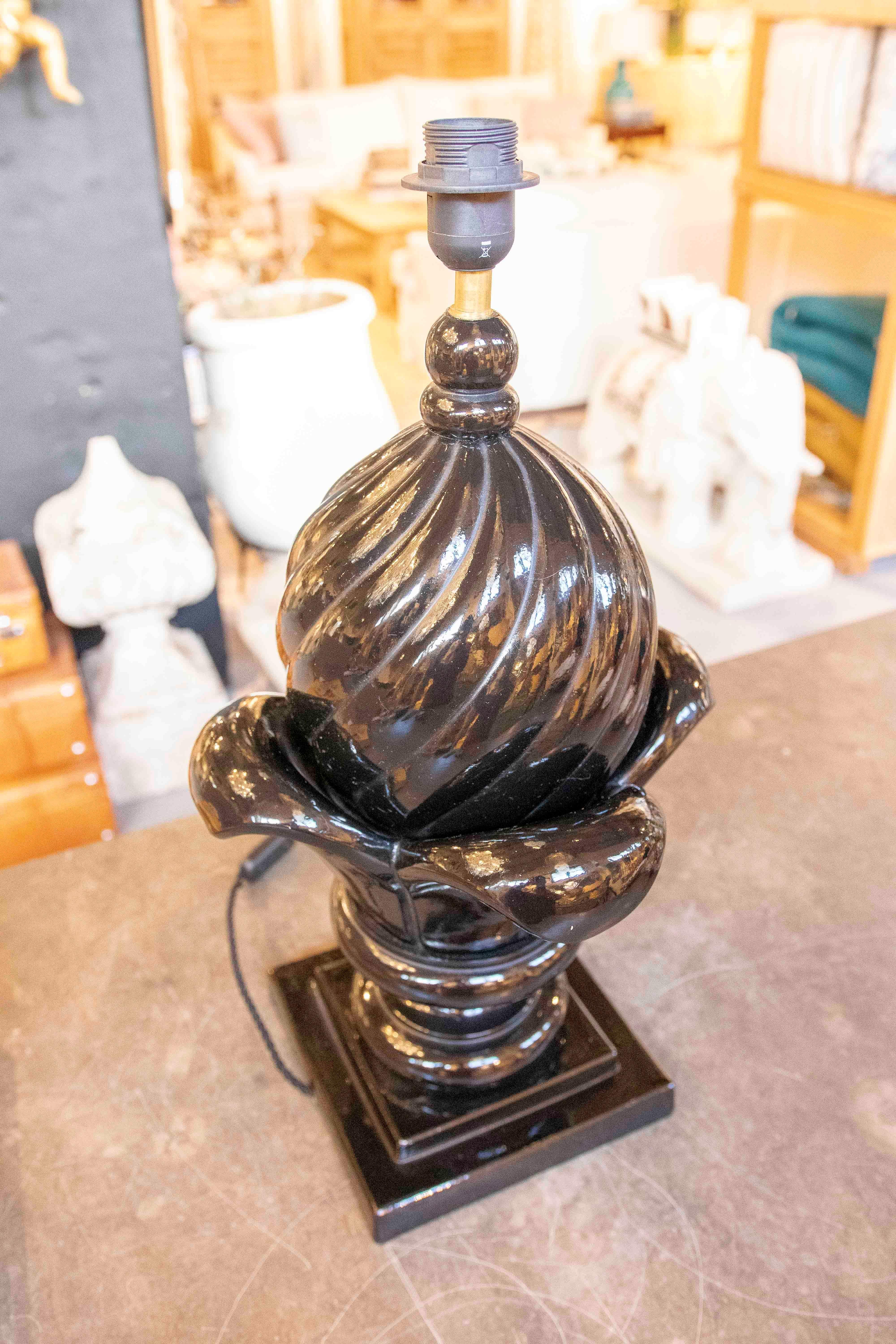 1980s Pair of Black Ceramic Lamps with Stylized Floral Design In Good Condition For Sale In Marbella, ES