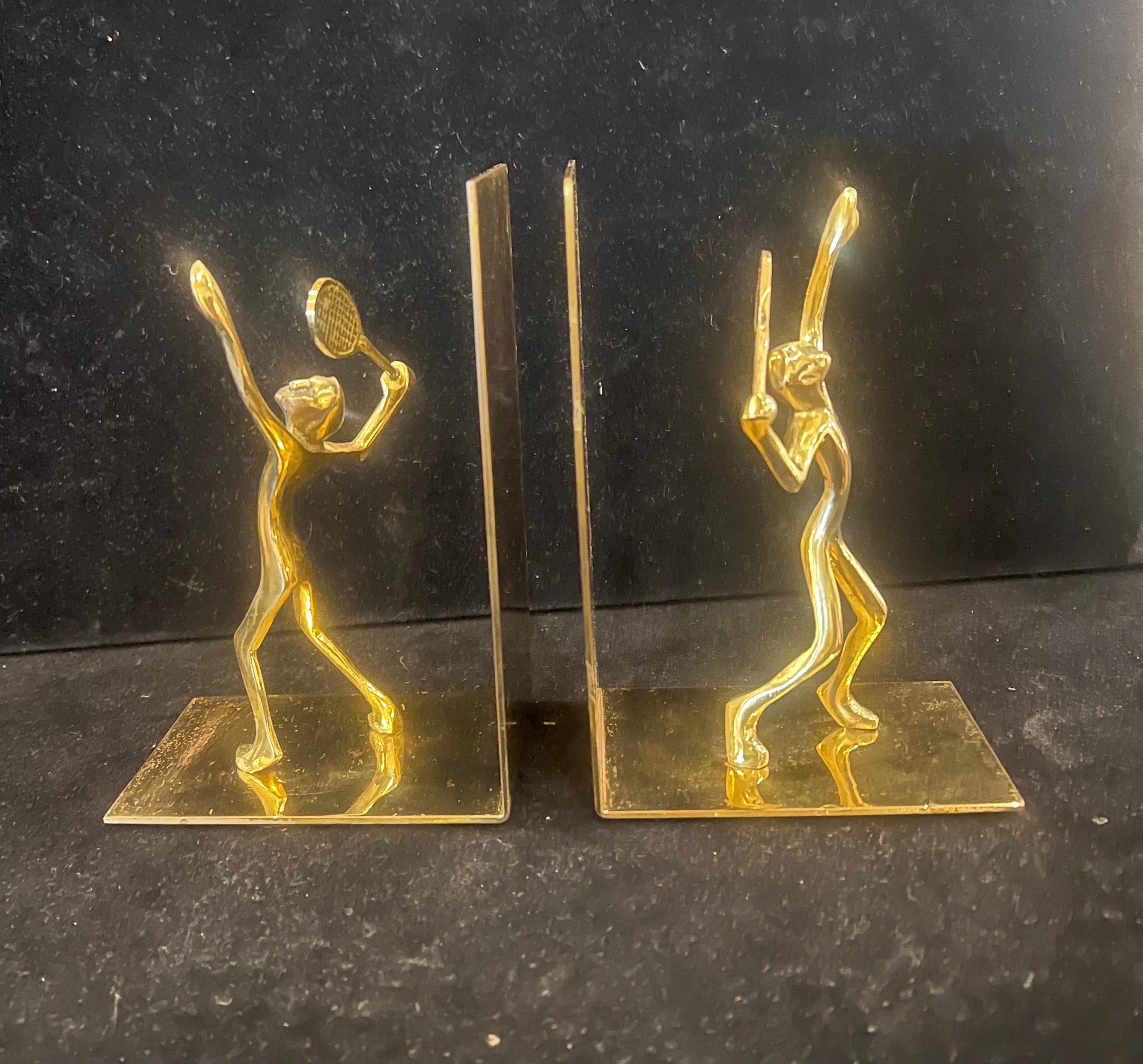 Skurrile Paar solide Messing Tennisspieler Buchstützen circa 1980's leichte Patina großes Geschenk für einen Tennisliebhaber.