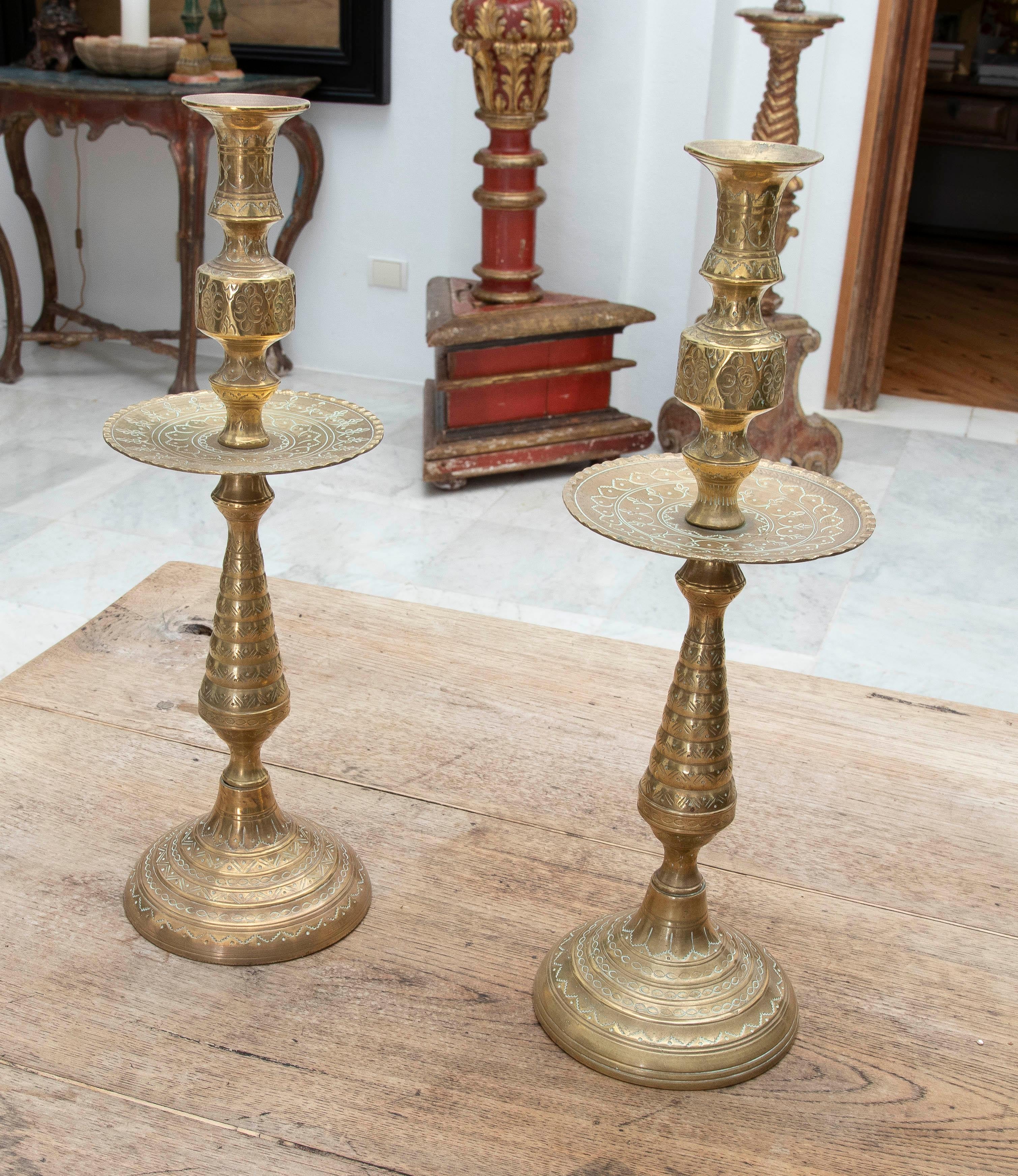 Spanish 1980s Pair of Bronze Candlesticks with Hand-Carved Geometric Decorations For Sale