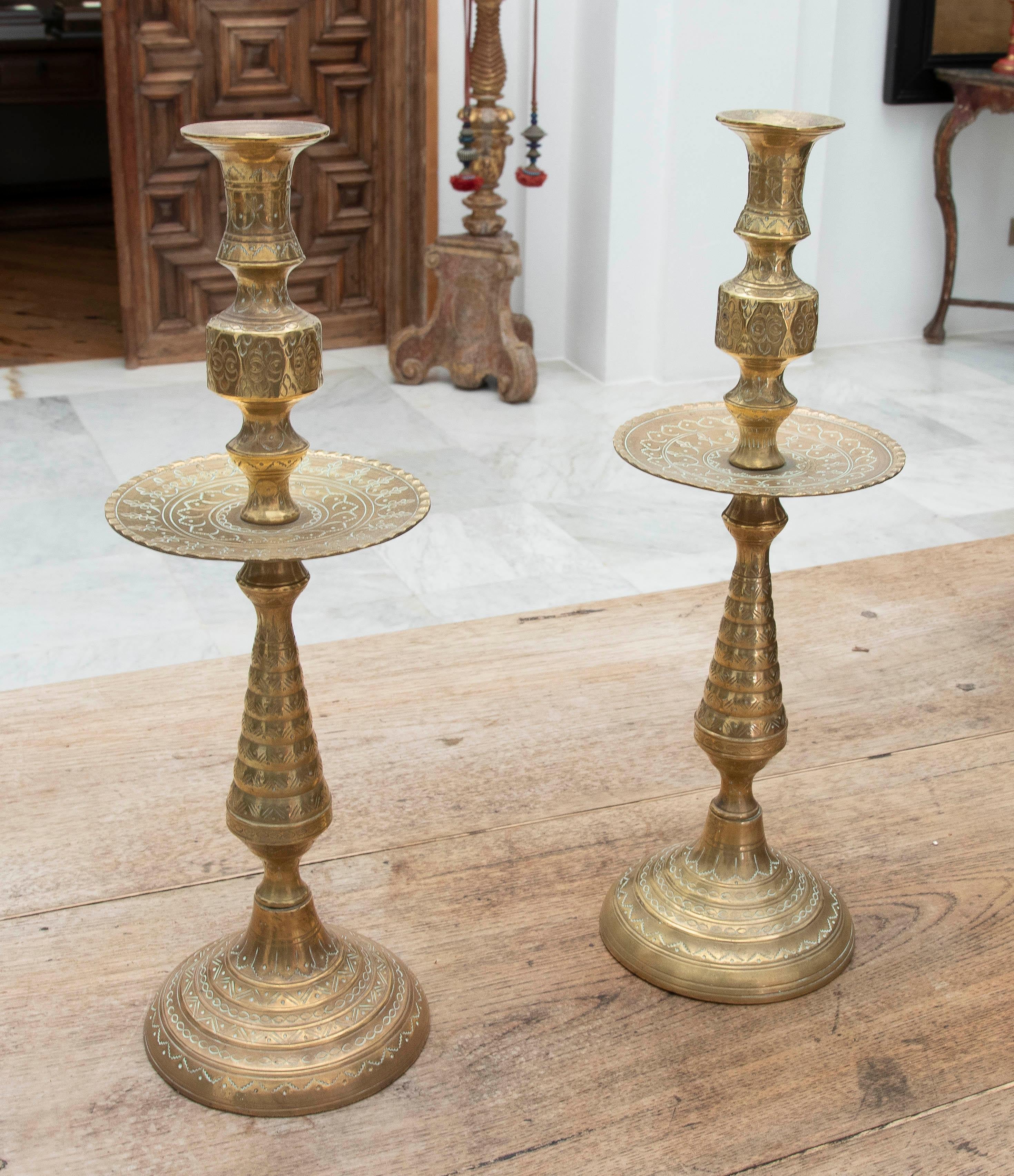1980s Pair of Bronze Candlesticks with Hand-Carved Geometric Decorations In Good Condition For Sale In Marbella, ES