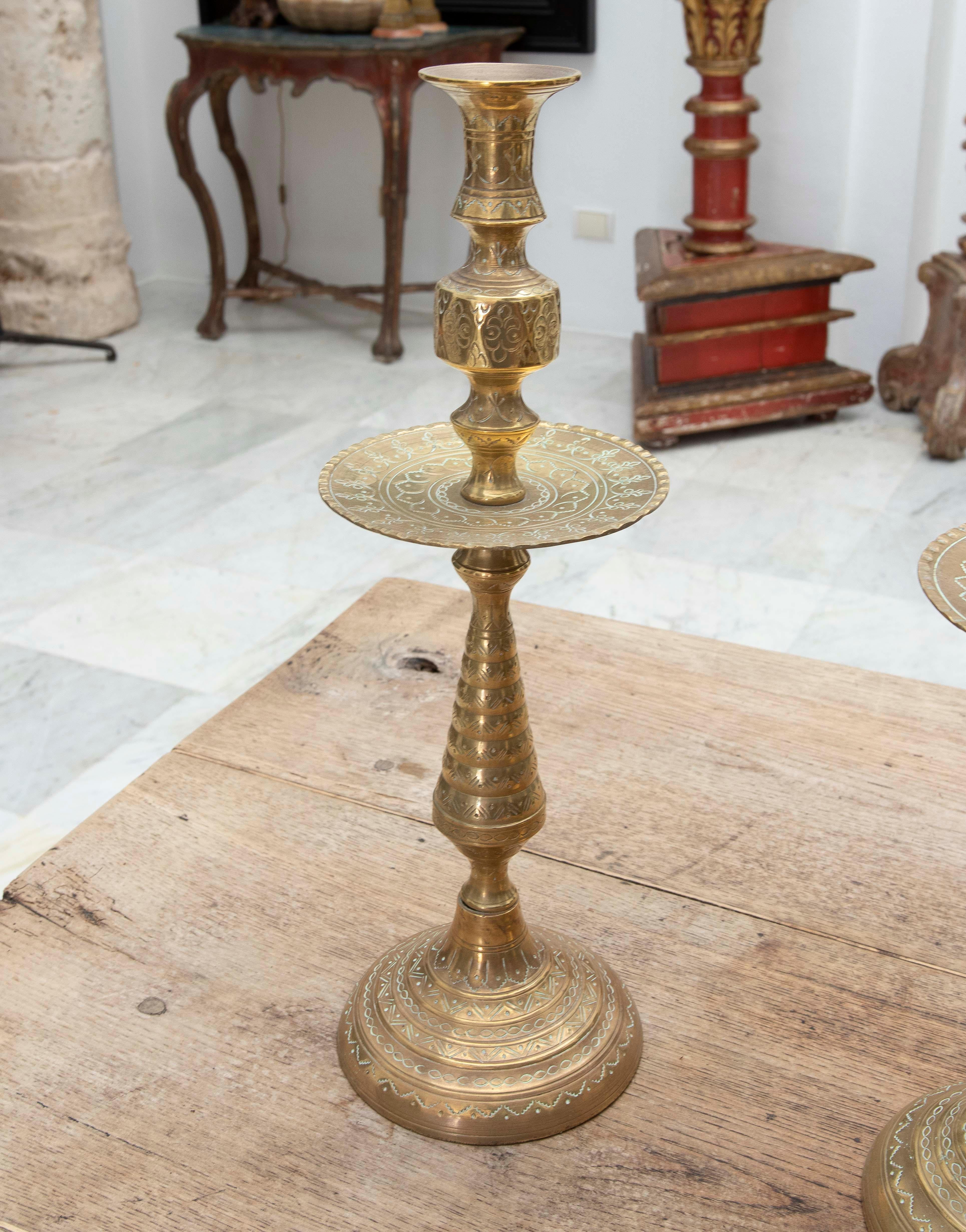 1980s Pair of Bronze Candlesticks with Hand-Carved Geometric Decorations For Sale 1