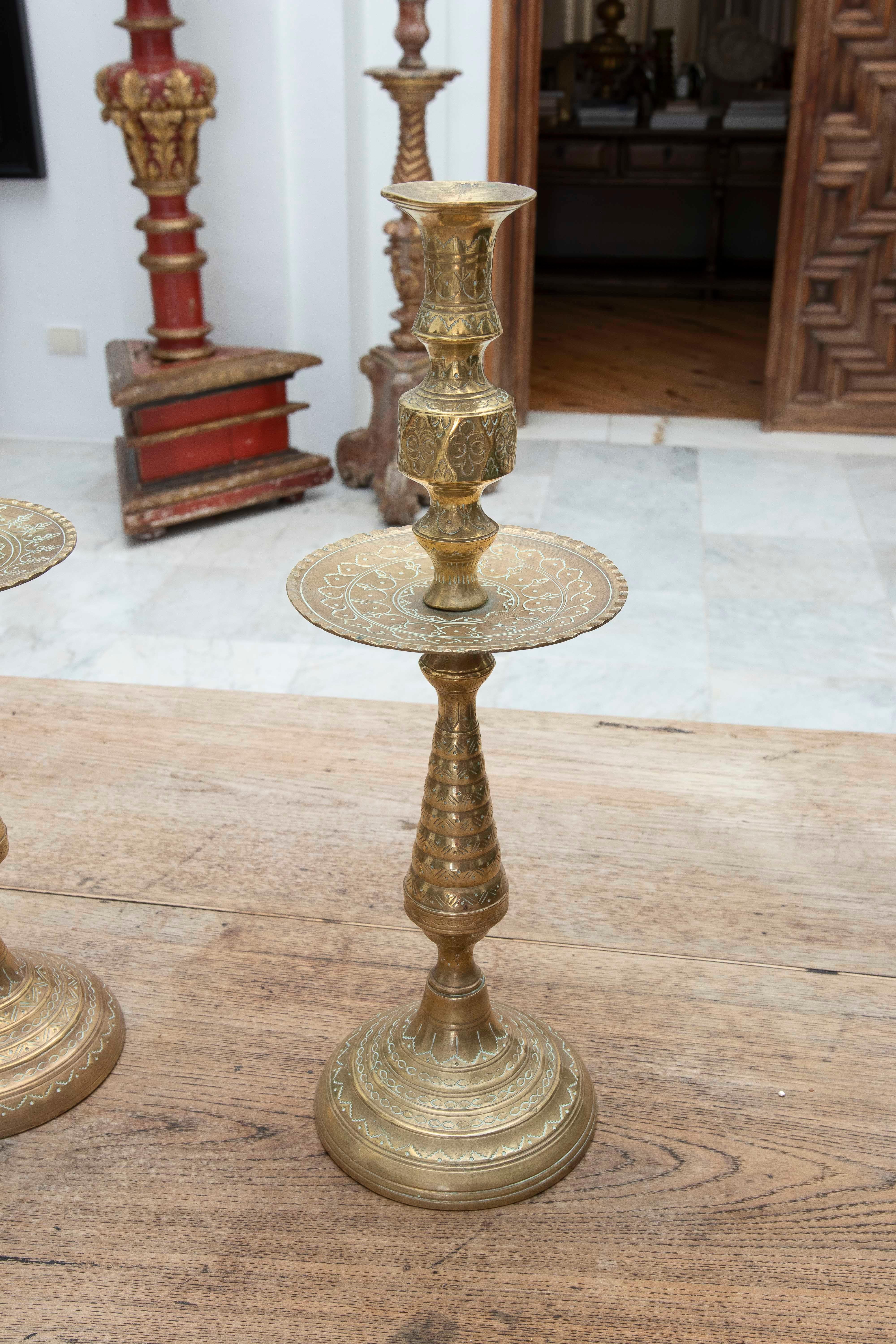 1980s Pair of Bronze Candlesticks with Hand-Carved Geometric Decorations For Sale 2
