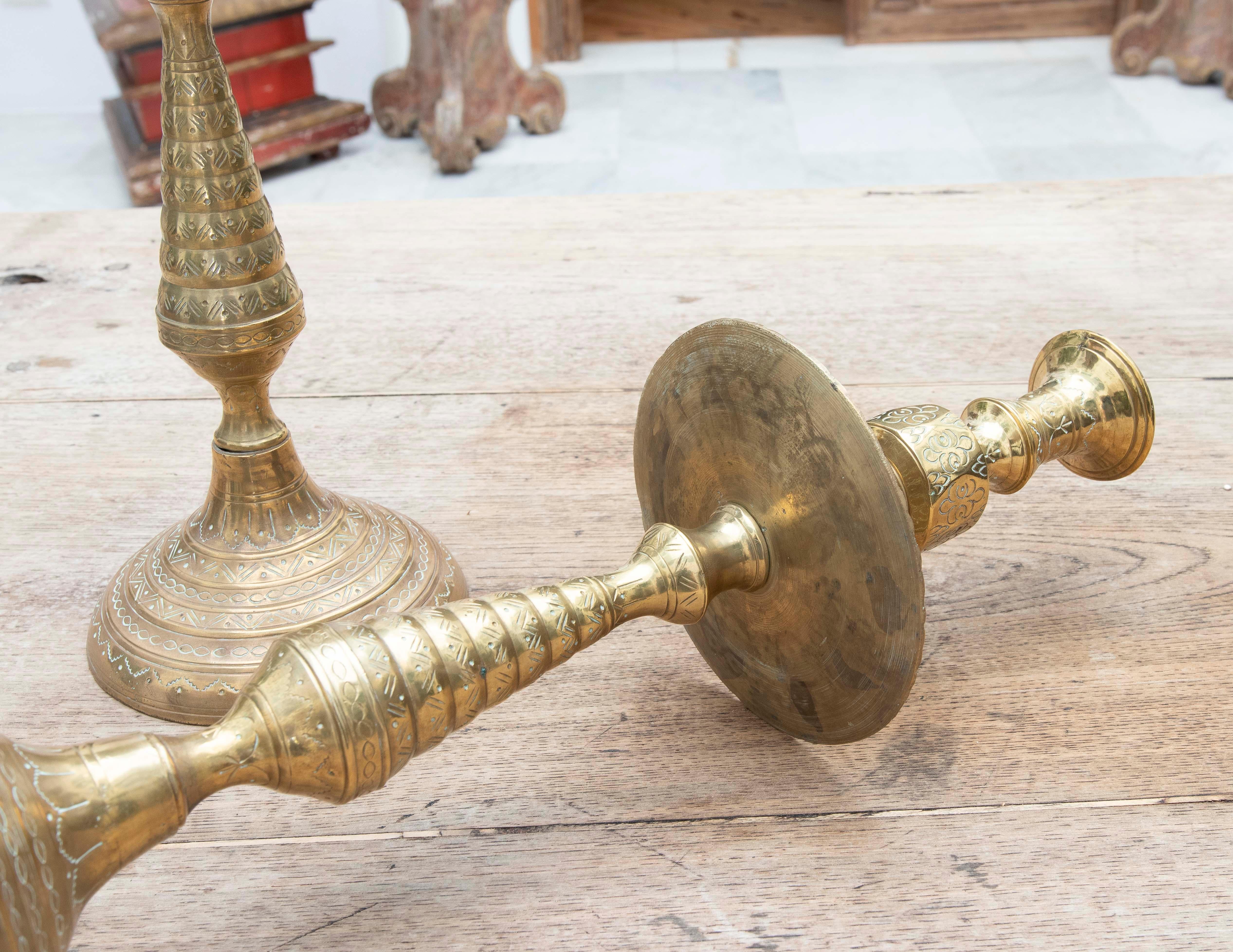 1980s Pair of Bronze Candlesticks with Hand-Carved Geometric Decorations For Sale 5