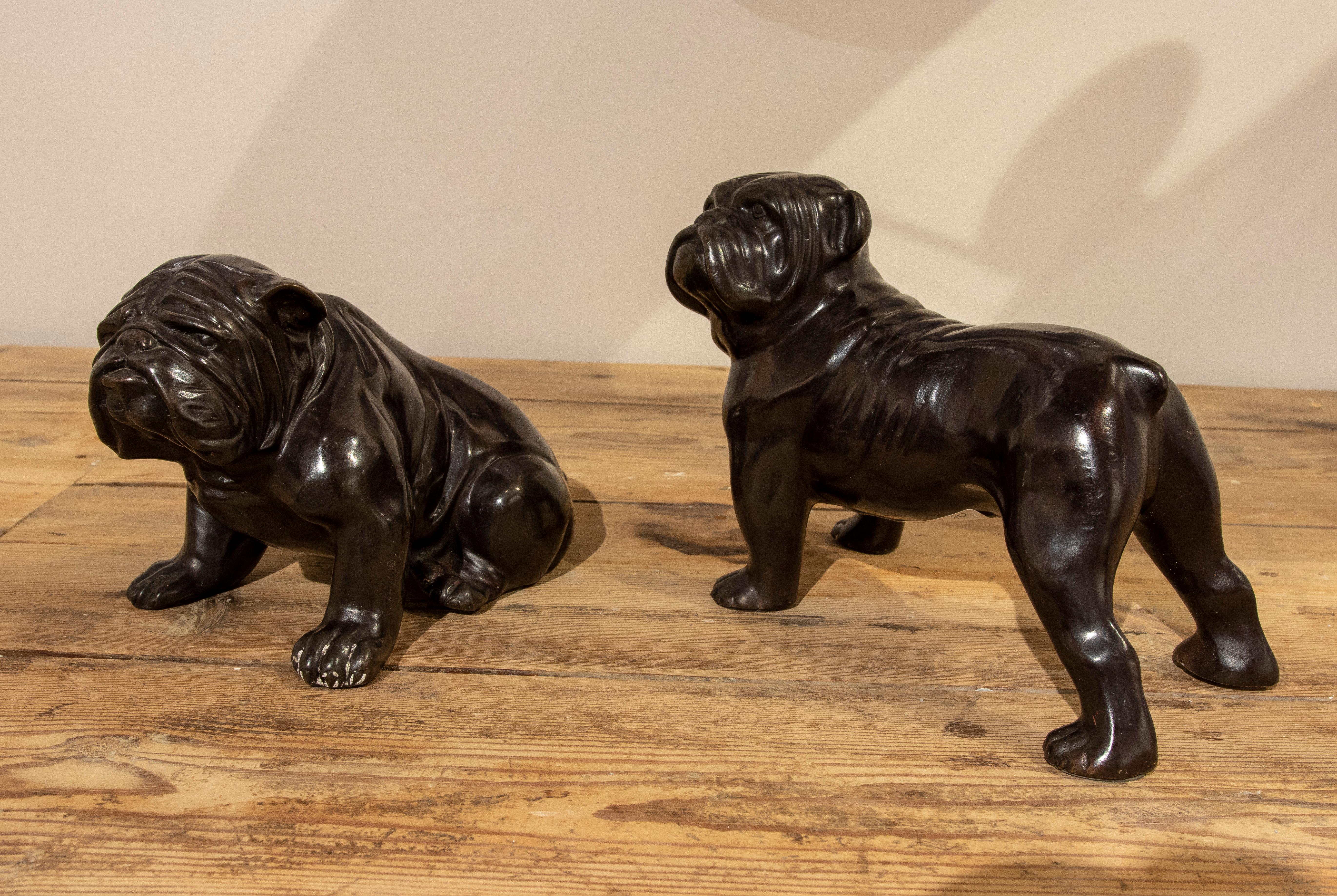 1980er Jahre Paar Bronzeskulpturen von Hunden 
Abmessungen: 16x22x12 und 14x20x13cm.