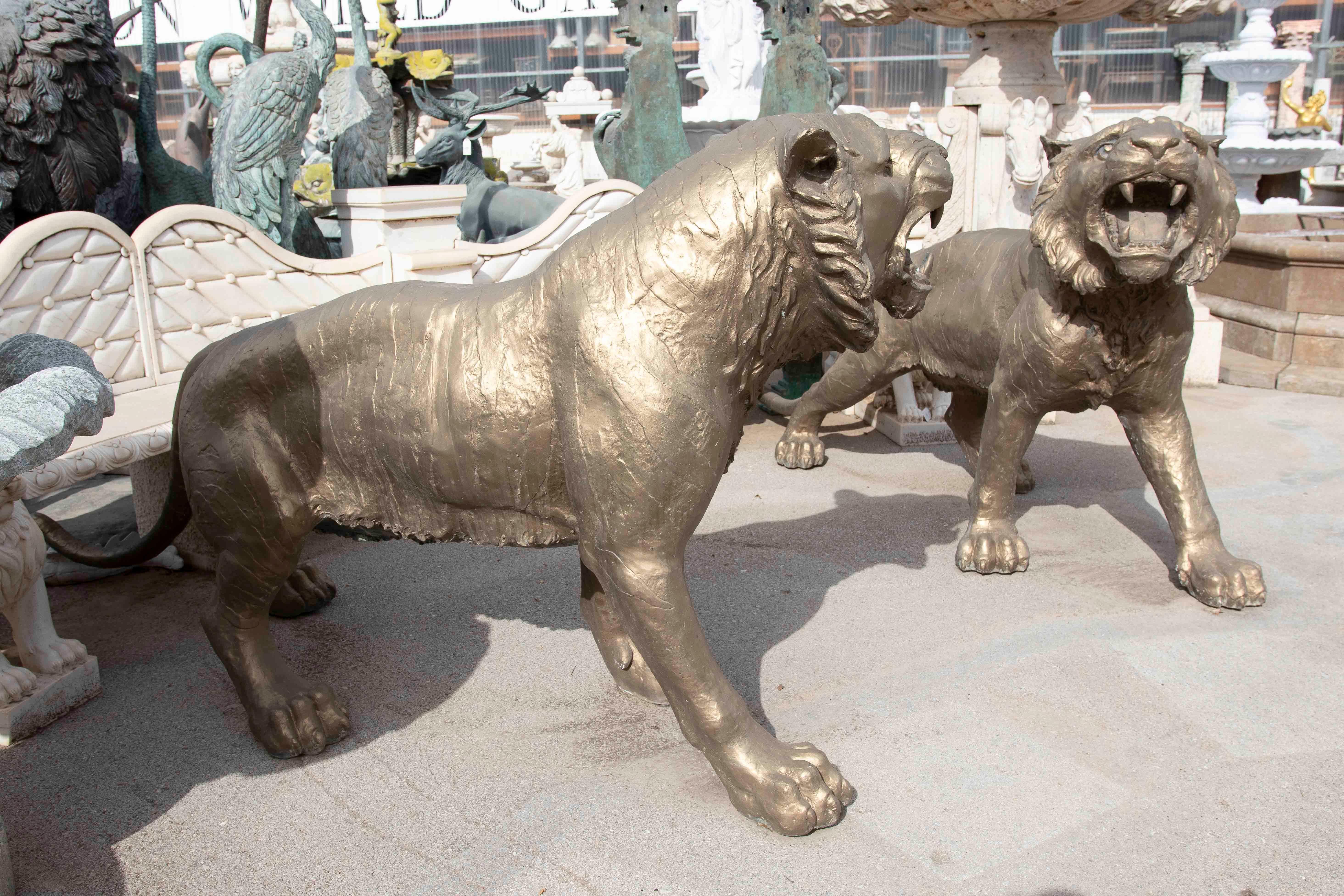 Coppia di sculture in bronzo di leoni ruggenti degli anni '80 in vendita 1