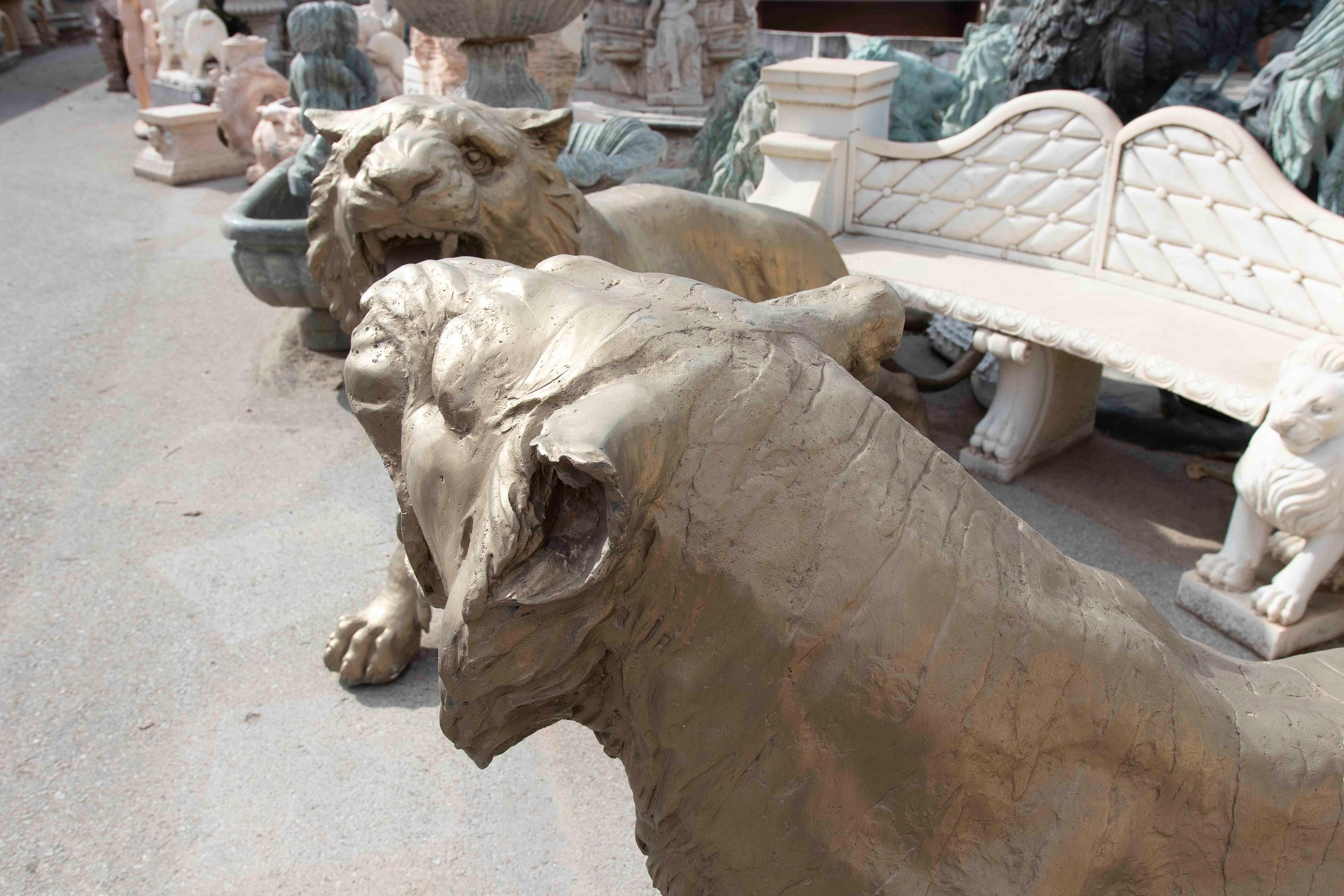 Coppia di sculture in bronzo di leoni ruggenti degli anni '80 in vendita 3