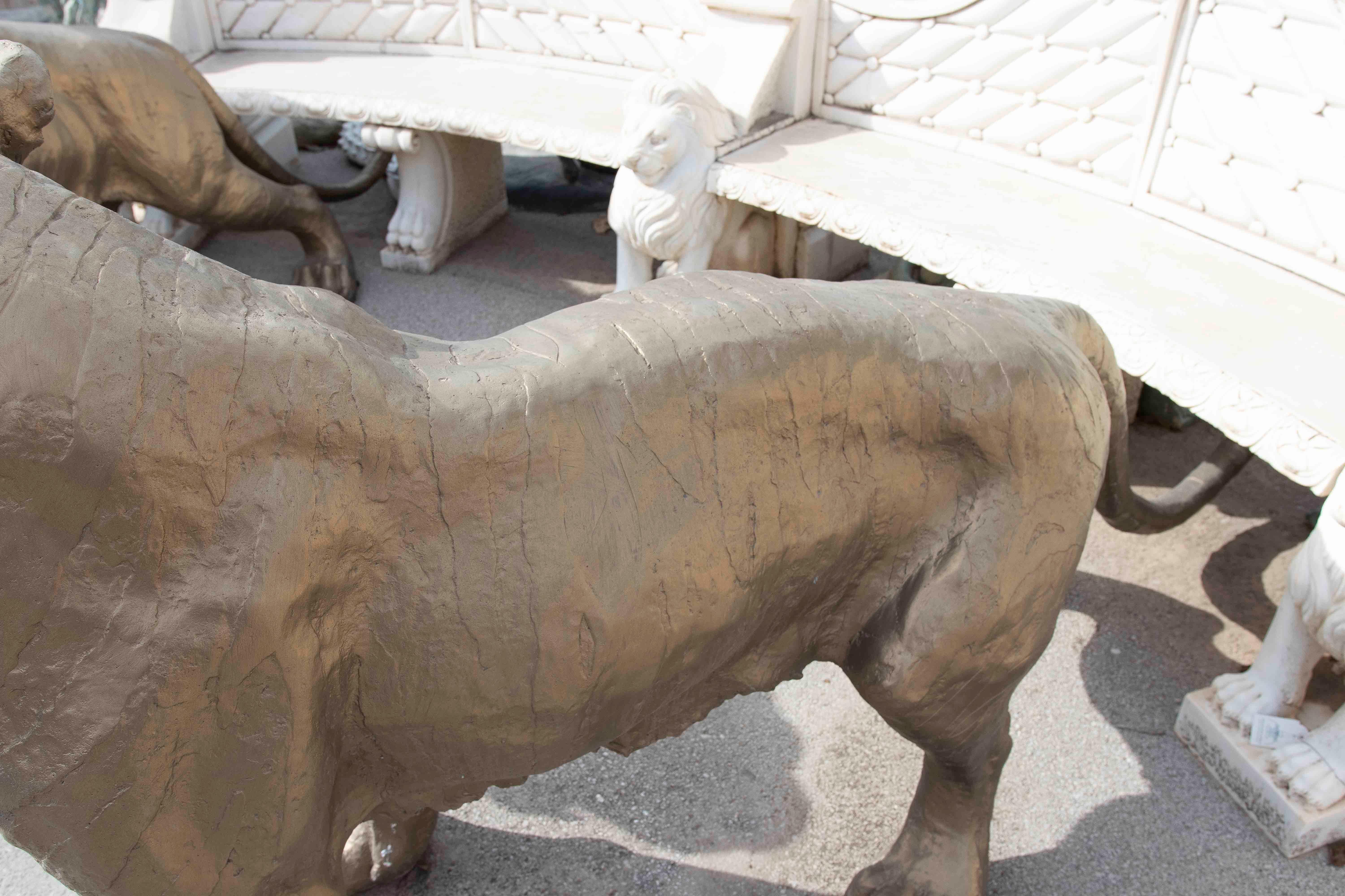 Coppia di sculture in bronzo di leoni ruggenti degli anni '80 in vendita 4