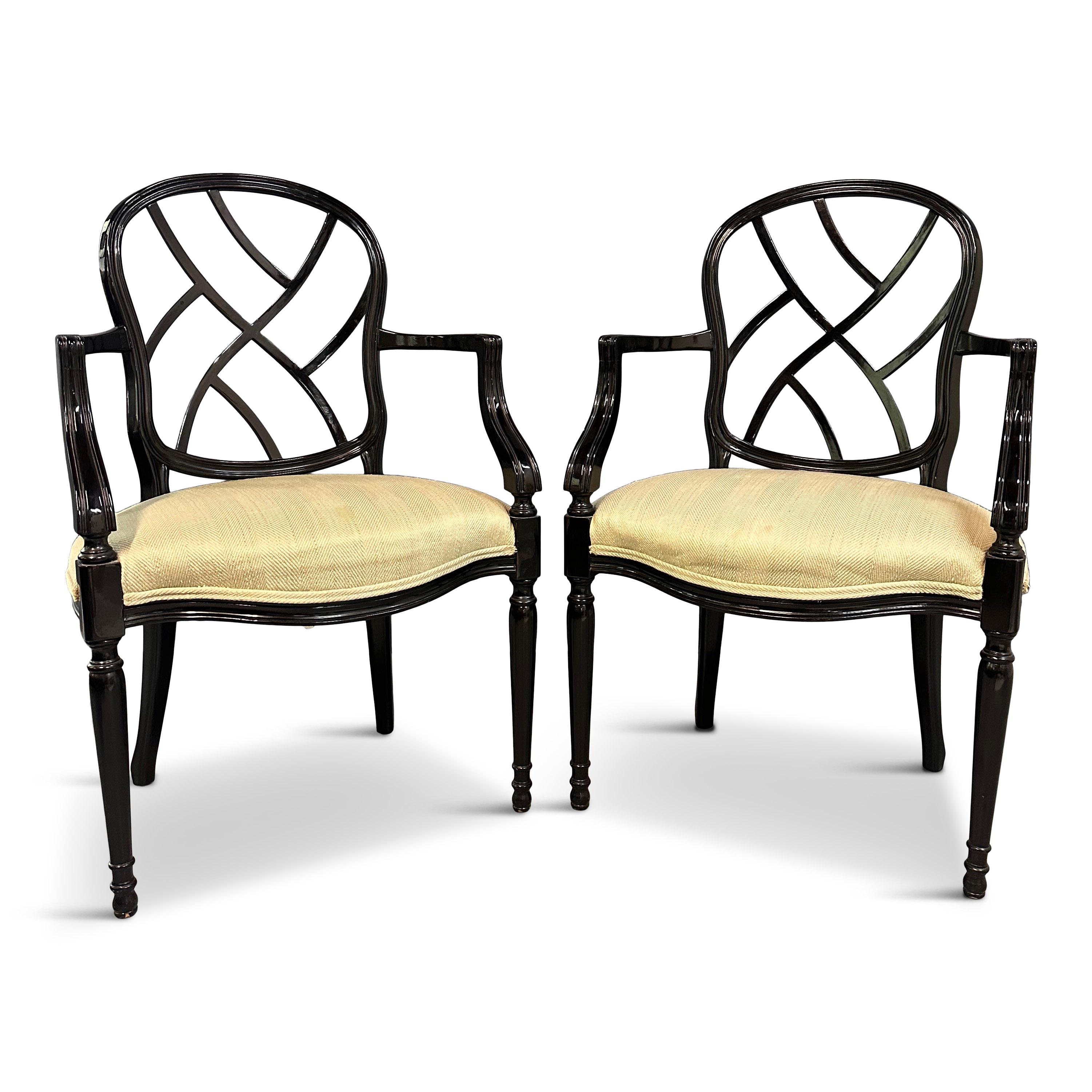 Ti presentiamo una coppia di eleganti poltrone in lacca nera Century Furniture degli anni '80. Realizzate con precisione e stile senza tempo, queste poltrone eleveranno qualsiasi spazio abitativo. La finitura laccata nera lucida e l'intricato design