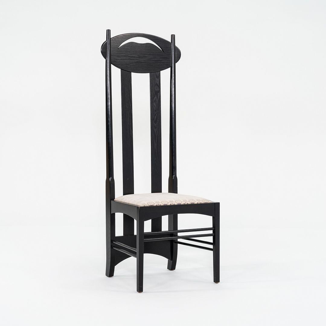 Il s'agit d'une paire de chaises Argyle, conçues à l'origine par Charles Rennie Mackintosh en 1897. Ces exemples particuliers ont été produits par Gordon International aux États-Unis dans les années 1980. Les chaises sont en frêne massif teinté noir