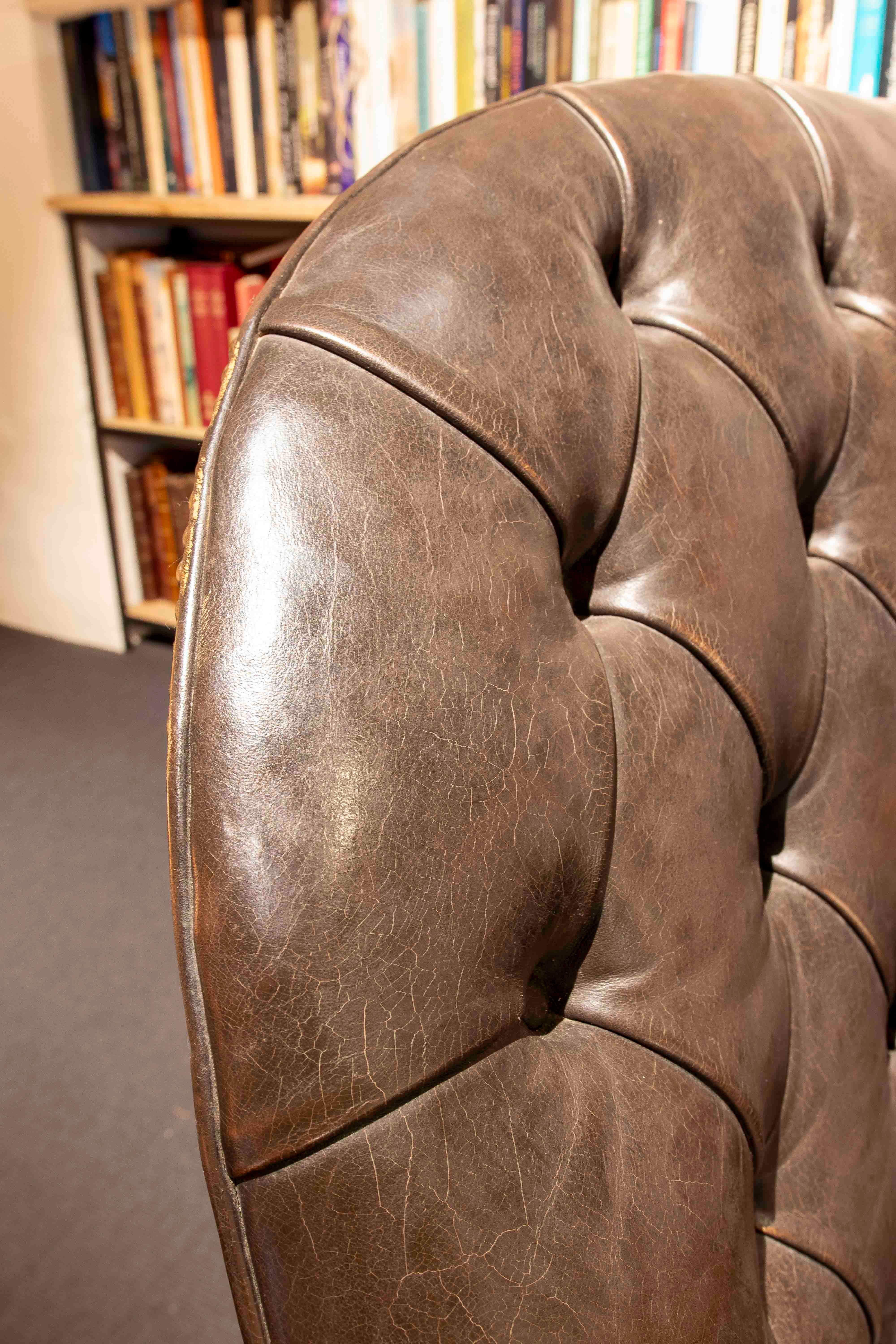 Coppia di poltrone girevoli in pelle Chesterfield degli anni '80 dal design classico in vendita 5