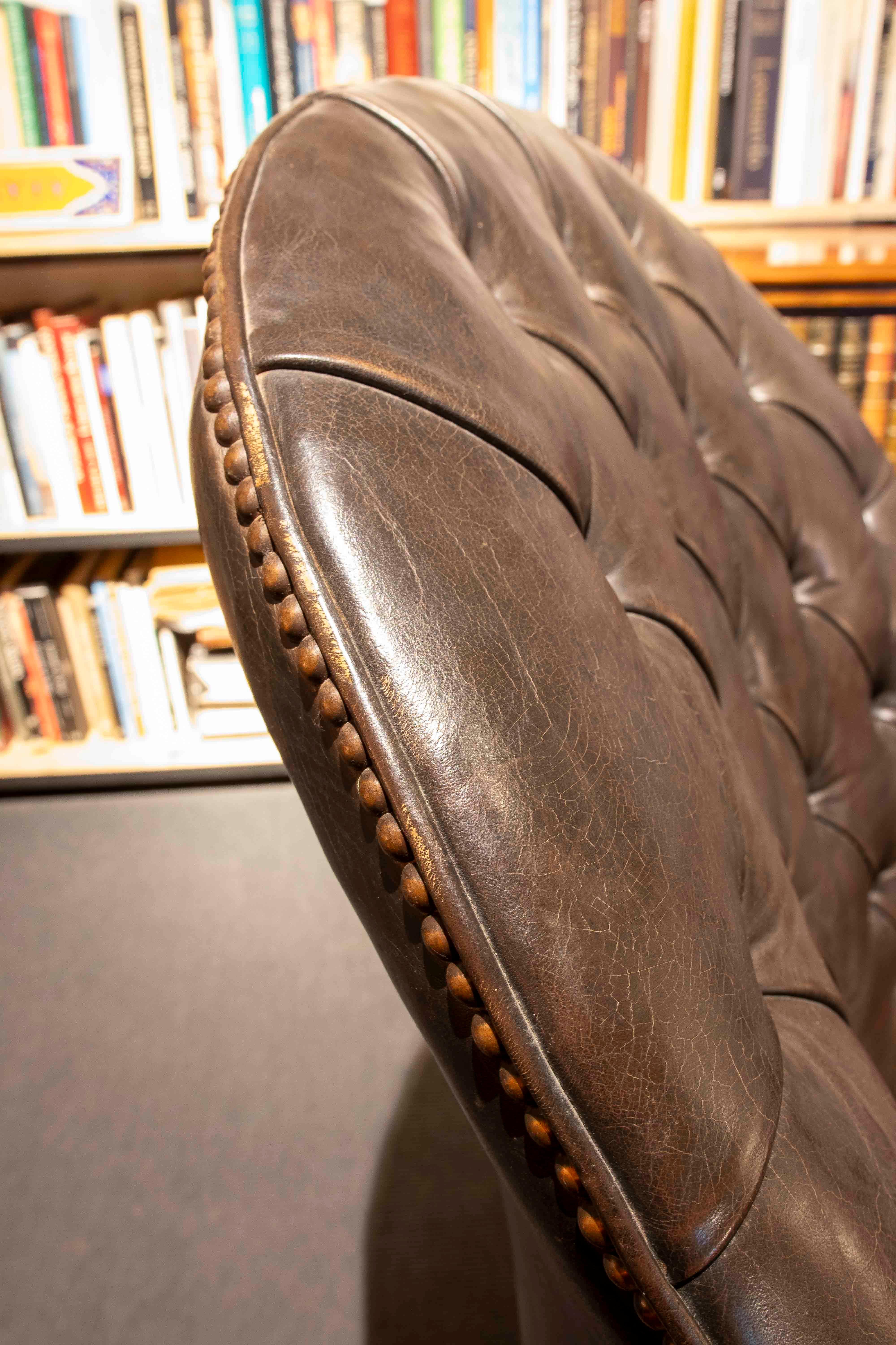 Coppia di poltrone girevoli in pelle Chesterfield degli anni '80 dal design classico in vendita 6