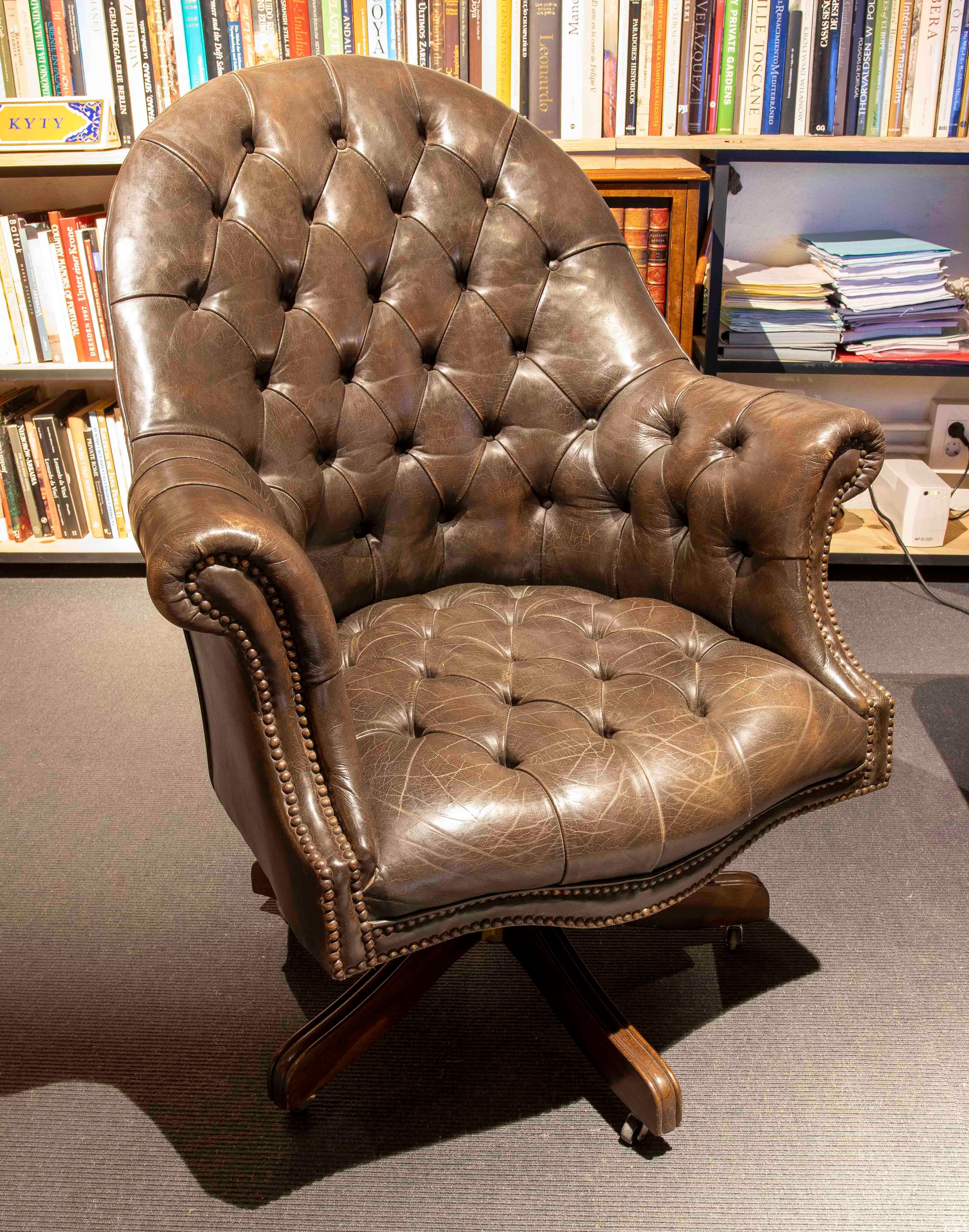 Coppia di poltrone girevoli in pelle Chesterfield degli anni '80 dal design classico in vendita 7