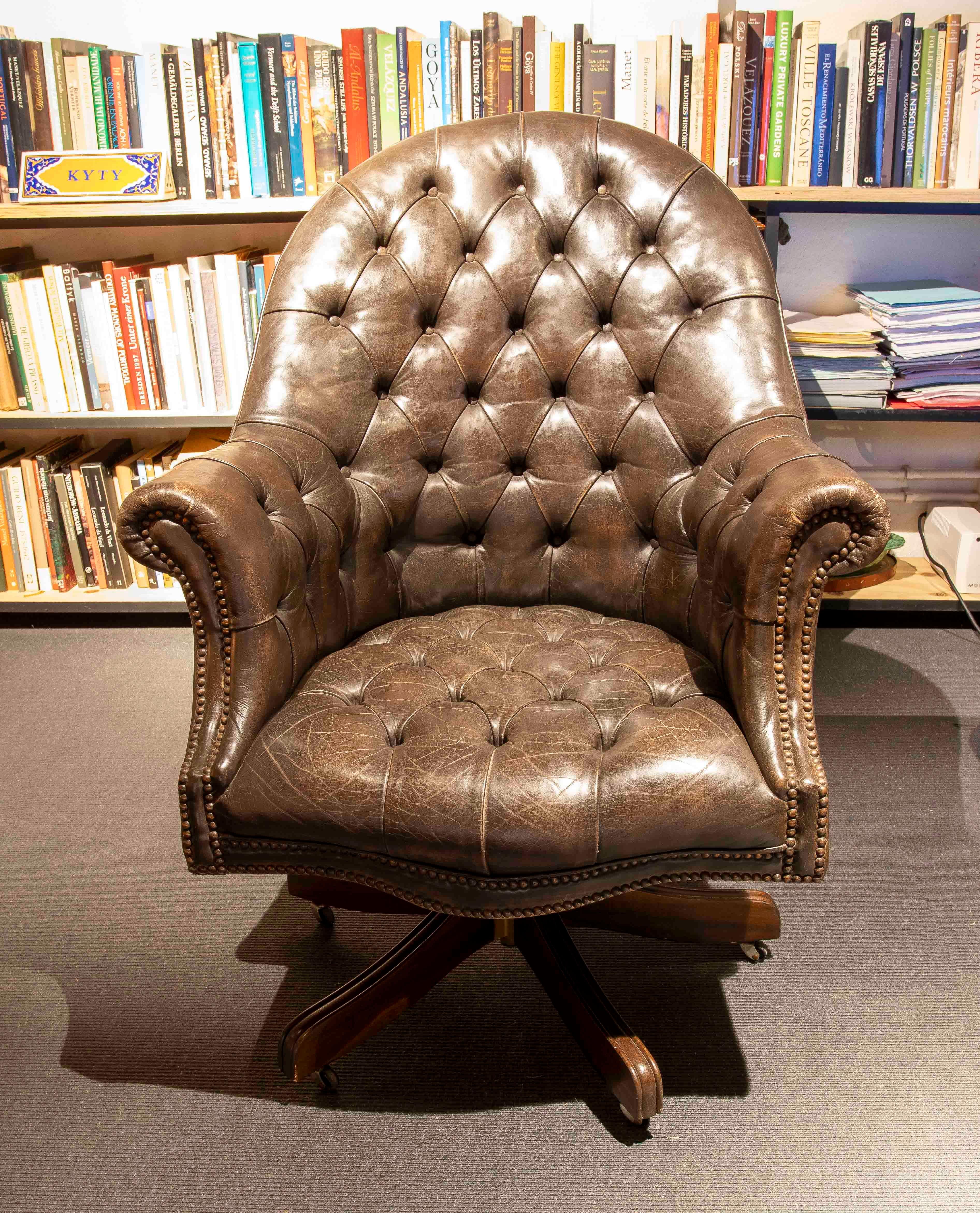 Coppia di poltrone girevoli in pelle Chesterfield degli anni '80 dal design classico in vendita 8