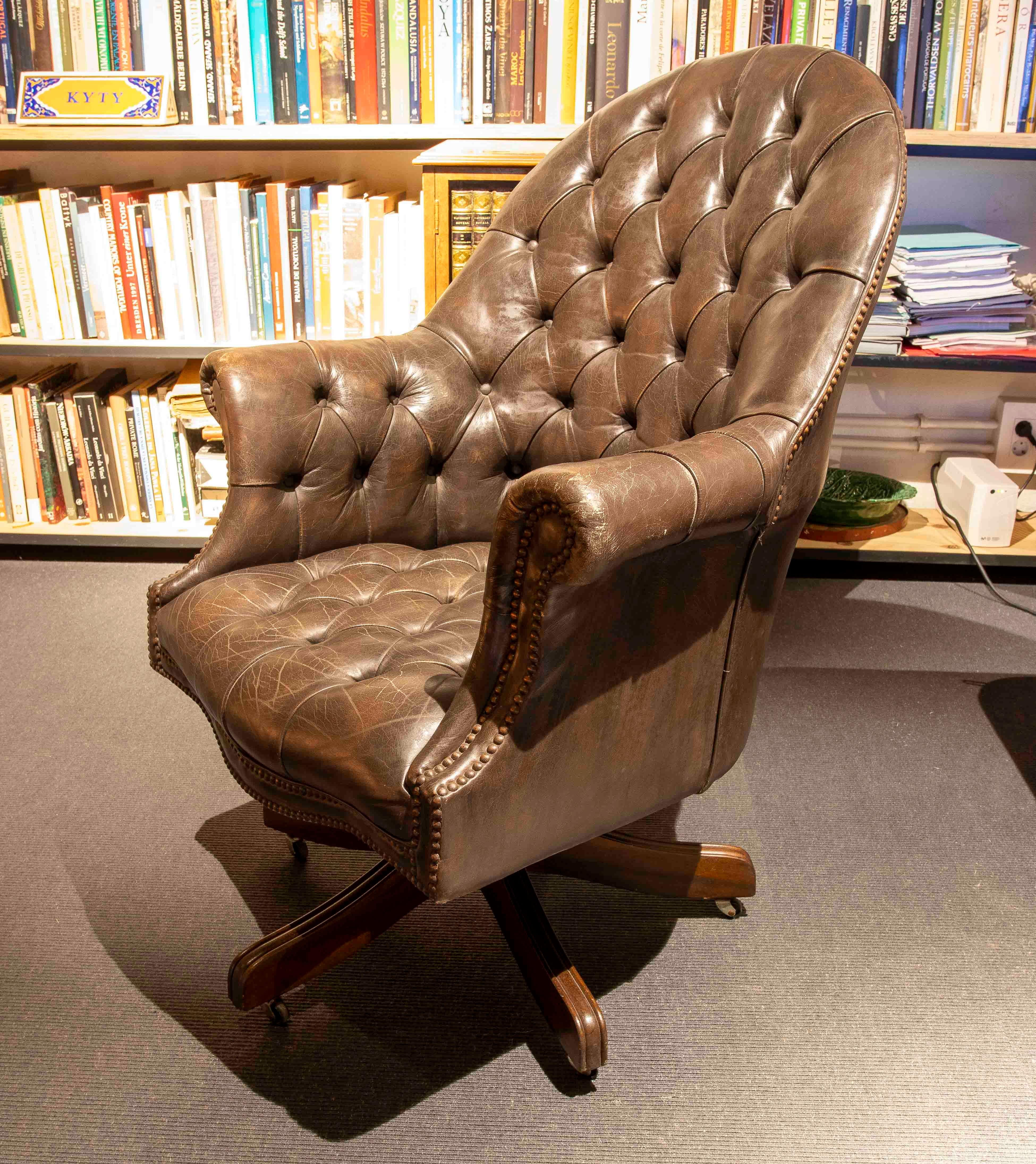 Coppia di poltrone girevoli in pelle Chesterfield degli anni '80 dal design classico in vendita 9