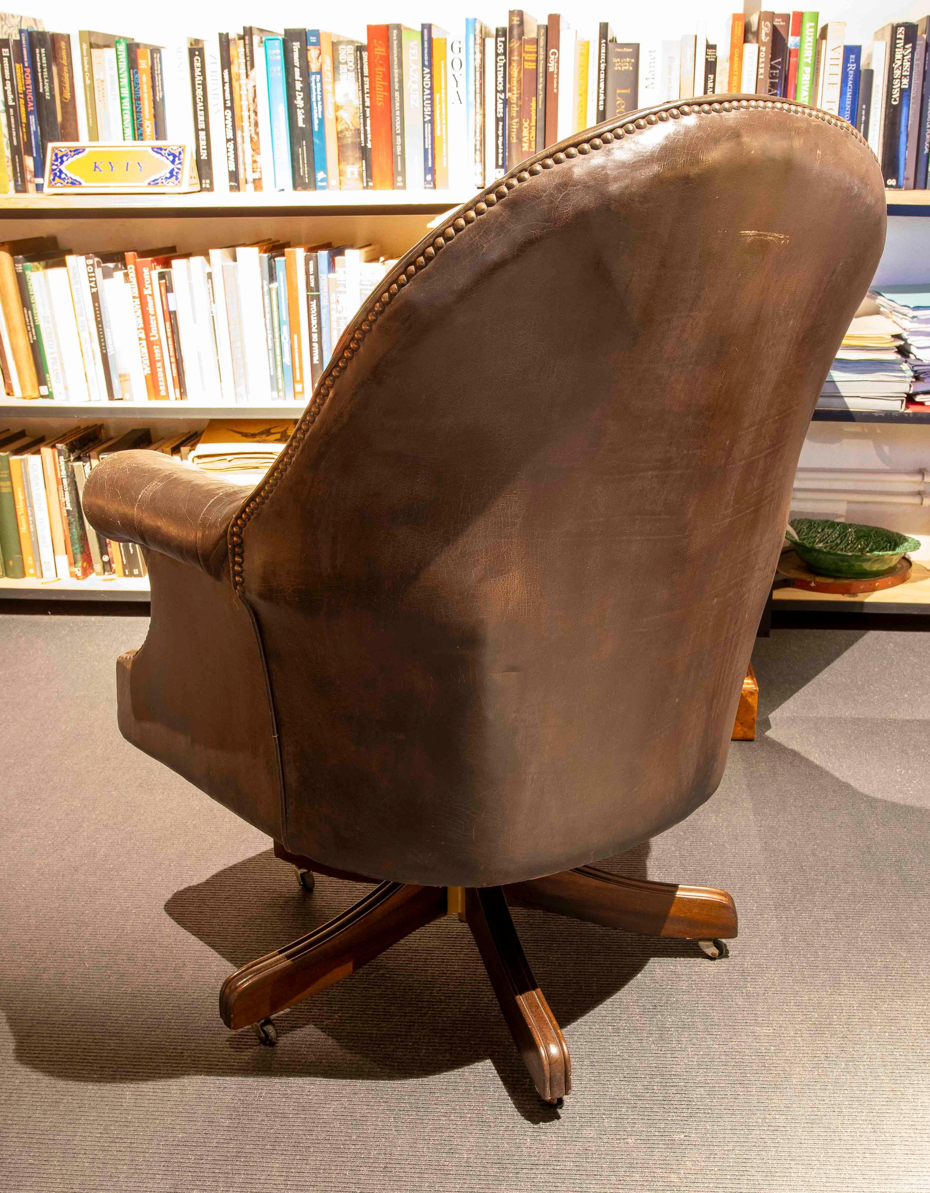 Coppia di poltrone girevoli in pelle Chesterfield degli anni '80 dal design classico in vendita 10