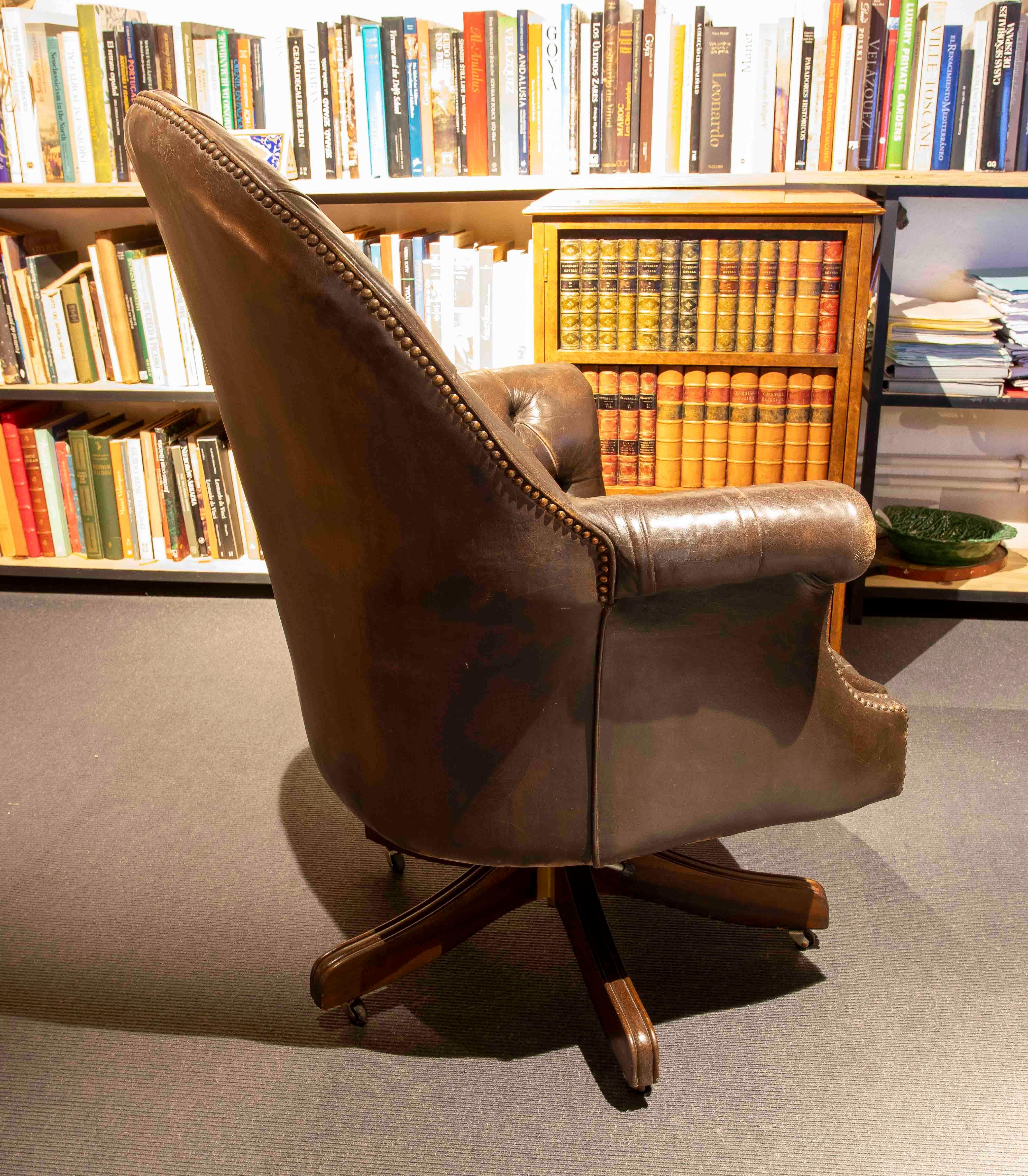 Coppia di poltrone girevoli in pelle Chesterfield degli anni '80 dal design classico in vendita 11