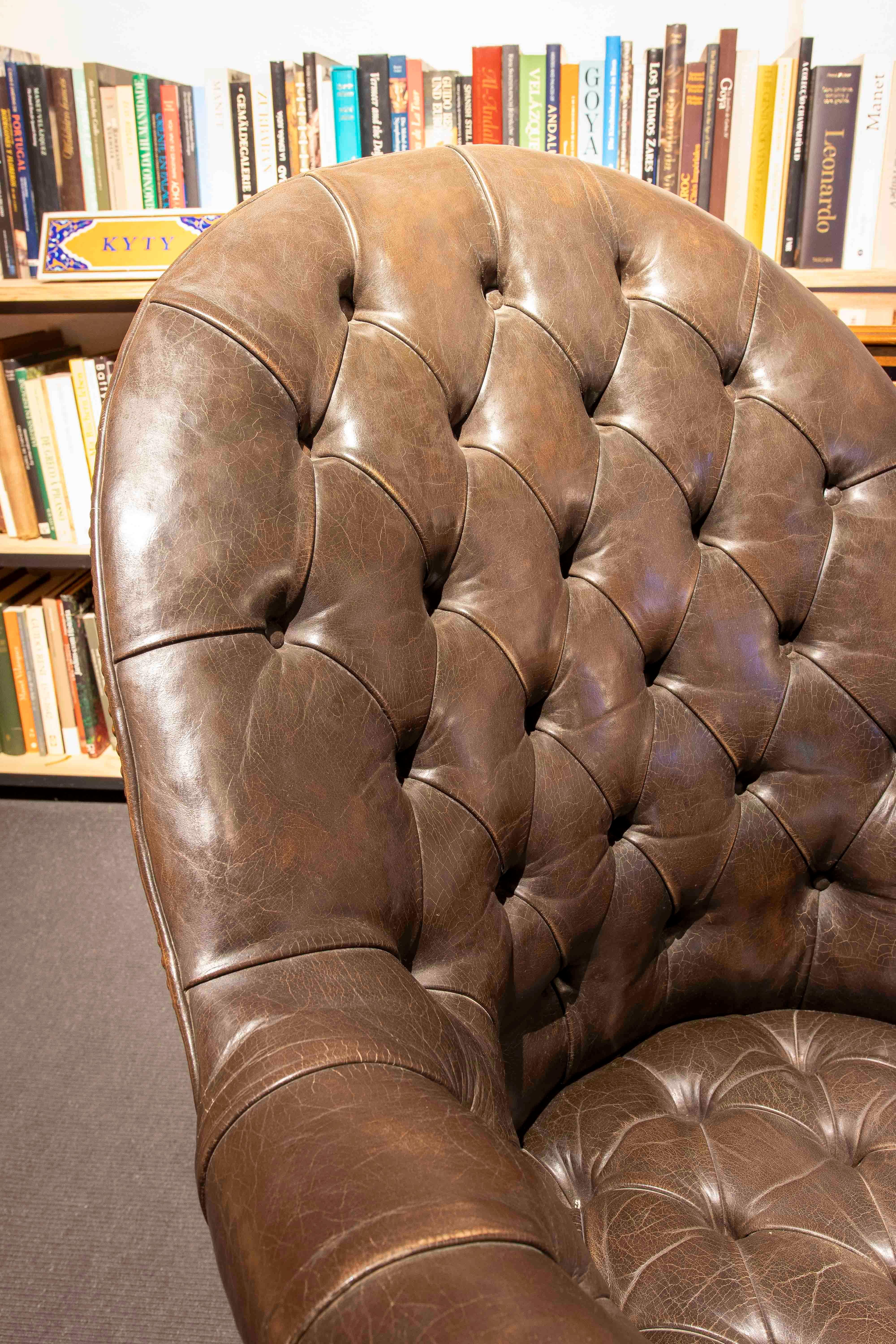 Coppia di poltrone girevoli in pelle Chesterfield degli anni '80 dal design classico in vendita 12
