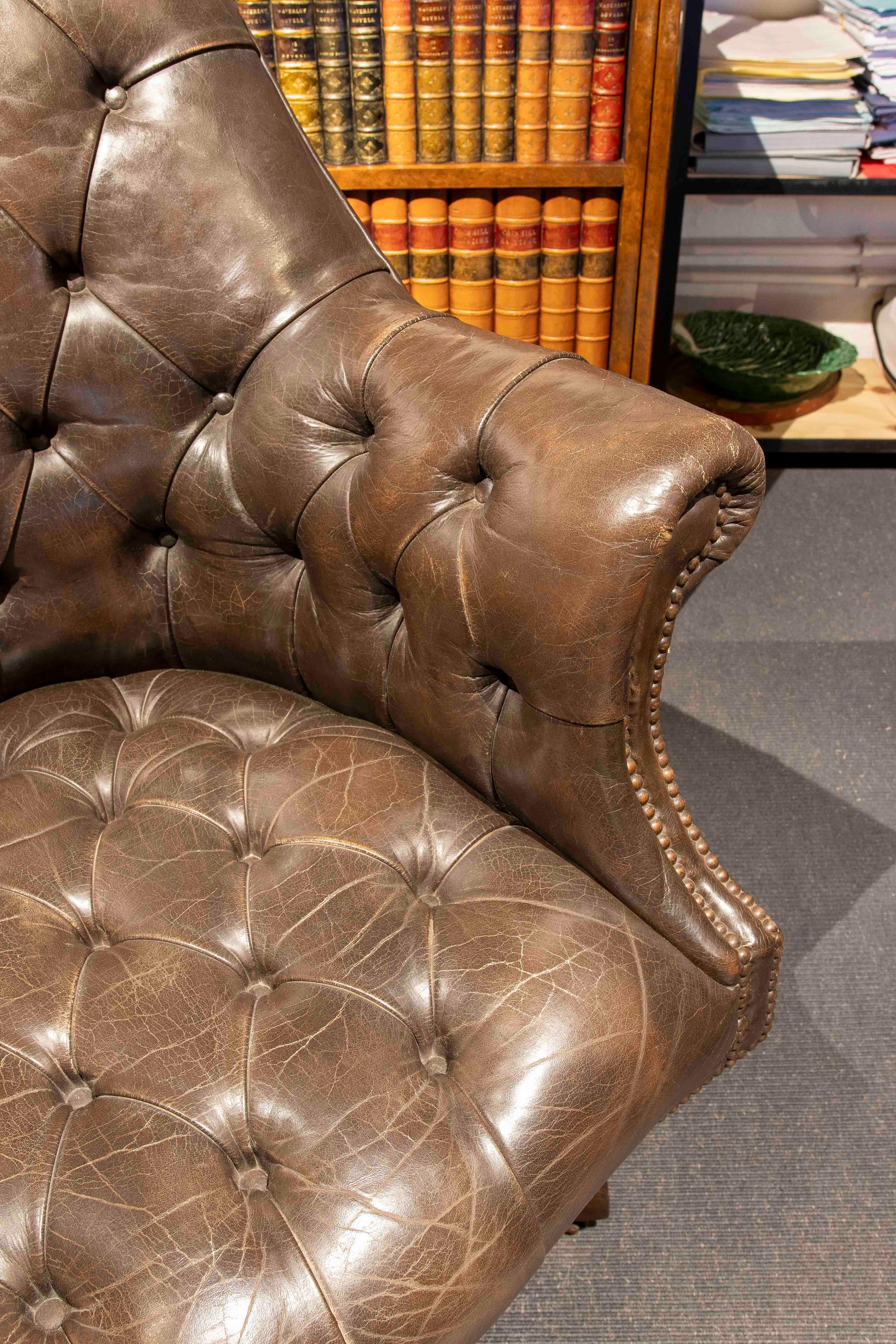 Coppia di poltrone girevoli in pelle Chesterfield degli anni '80 dal design classico in vendita 13