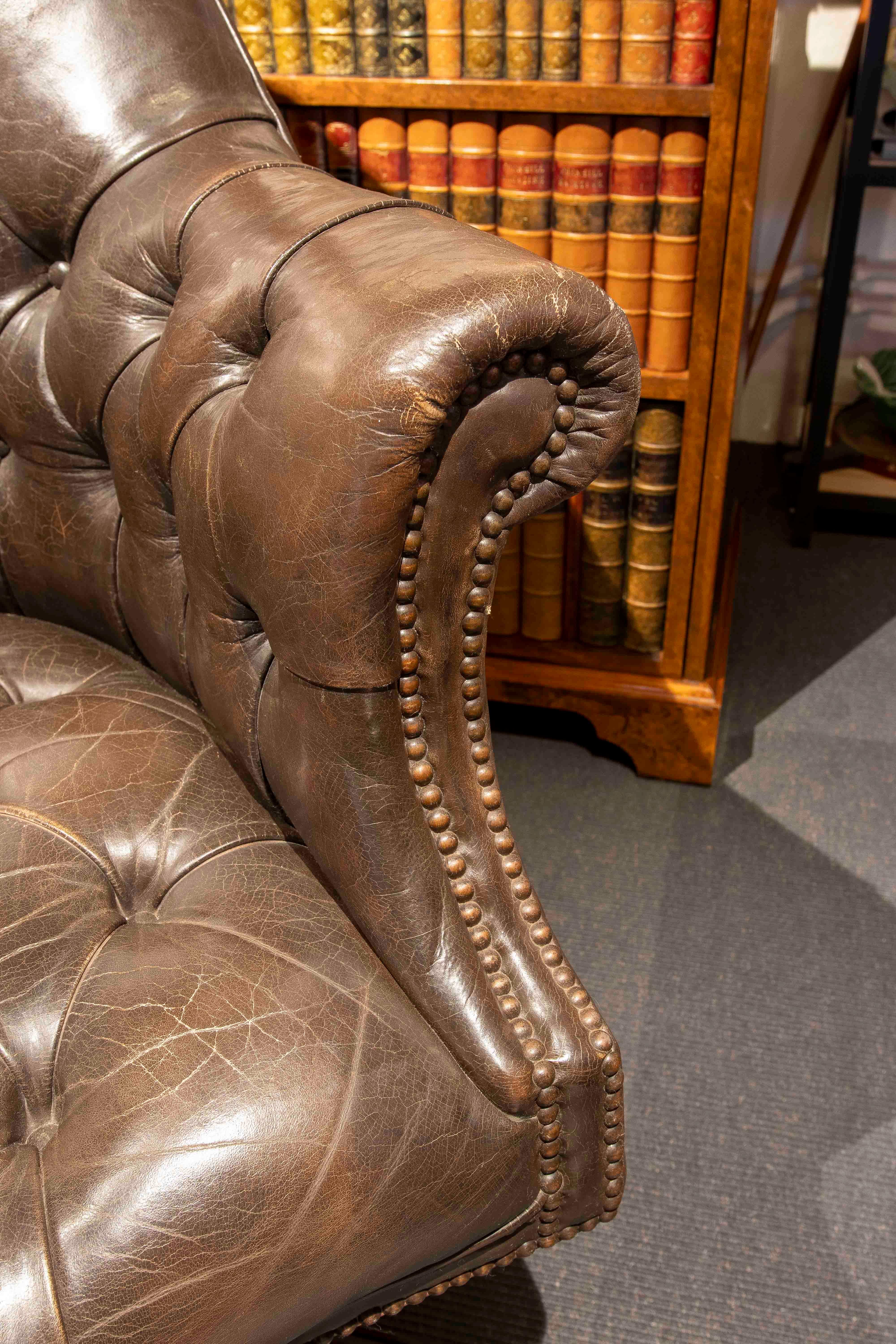 Coppia di poltrone girevoli in pelle Chesterfield degli anni '80 dal design classico in vendita 14