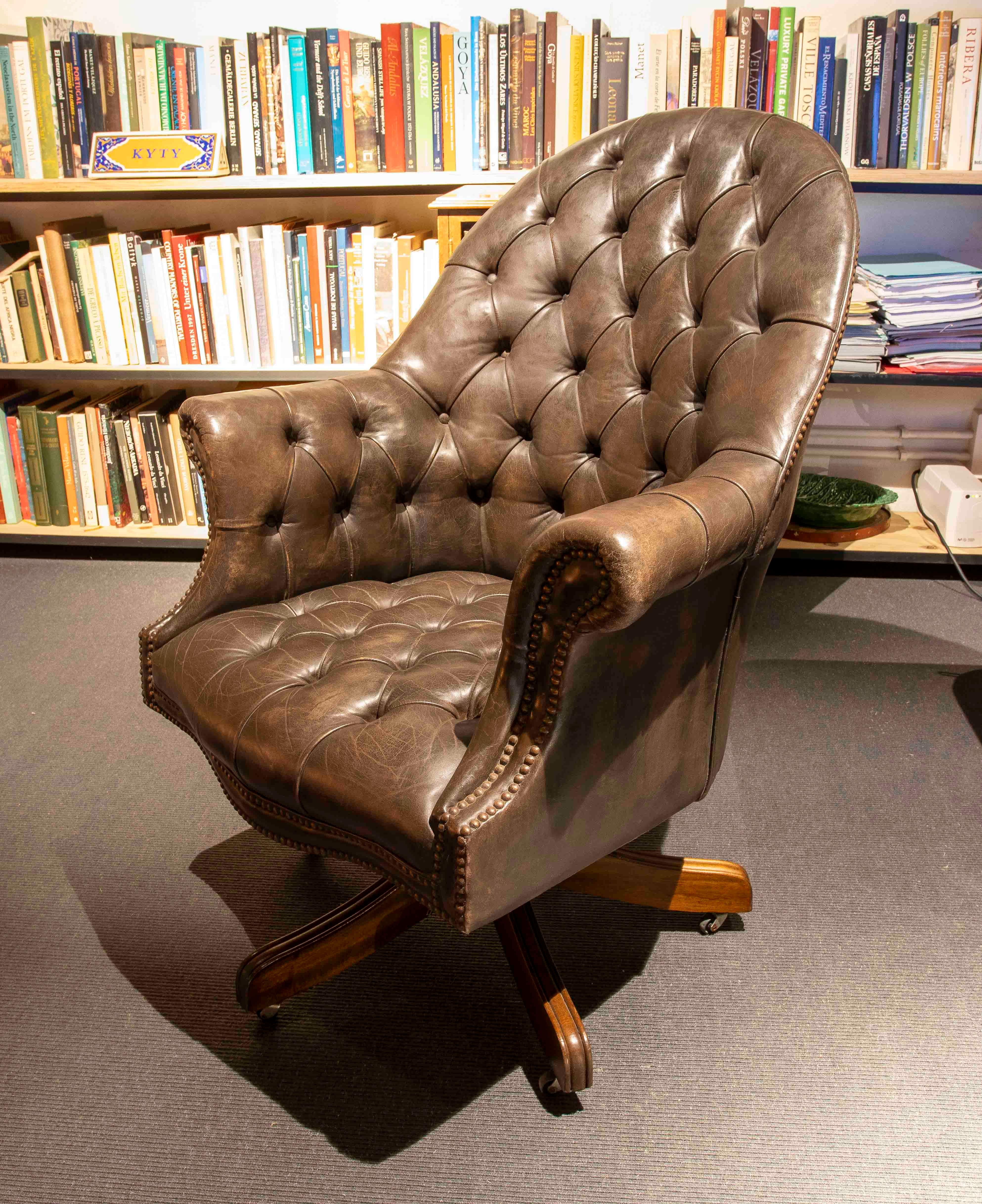 Inglese Coppia di poltrone girevoli in pelle Chesterfield degli anni '80 dal design classico in vendita