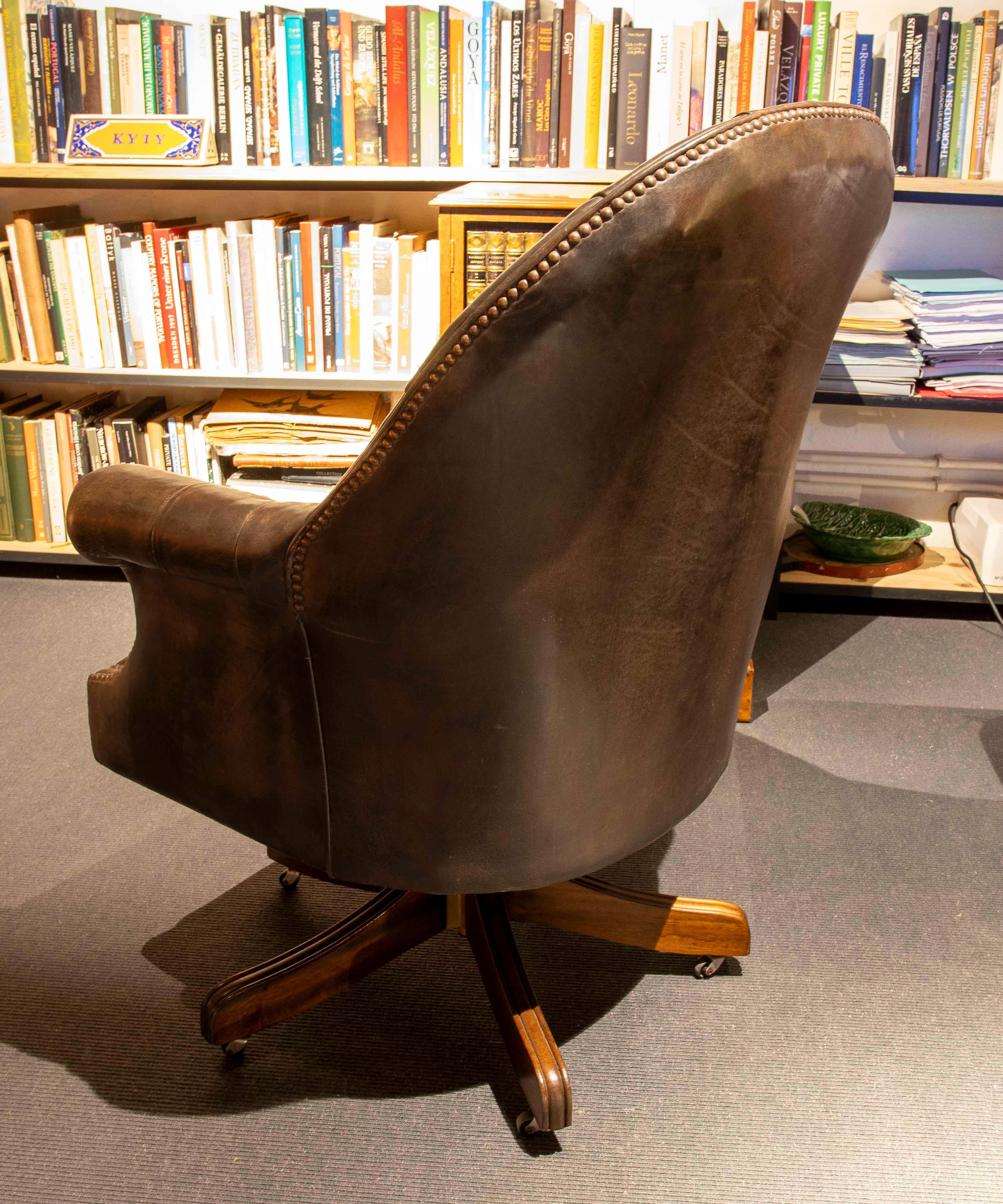 Coppia di poltrone girevoli in pelle Chesterfield degli anni '80 dal design classico In condizioni buone in vendita a Marbella, ES