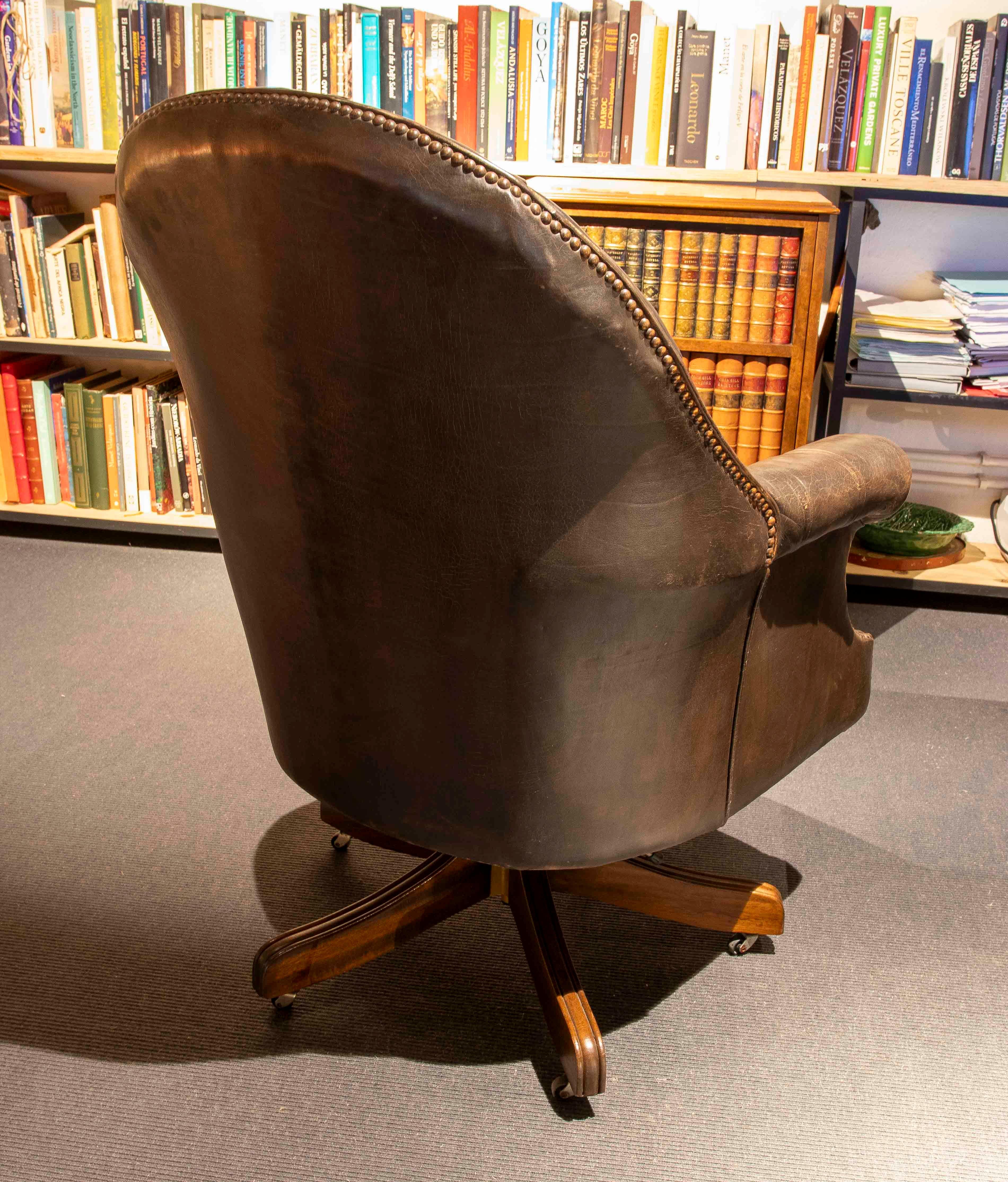XX secolo Coppia di poltrone girevoli in pelle Chesterfield degli anni '80 dal design classico in vendita