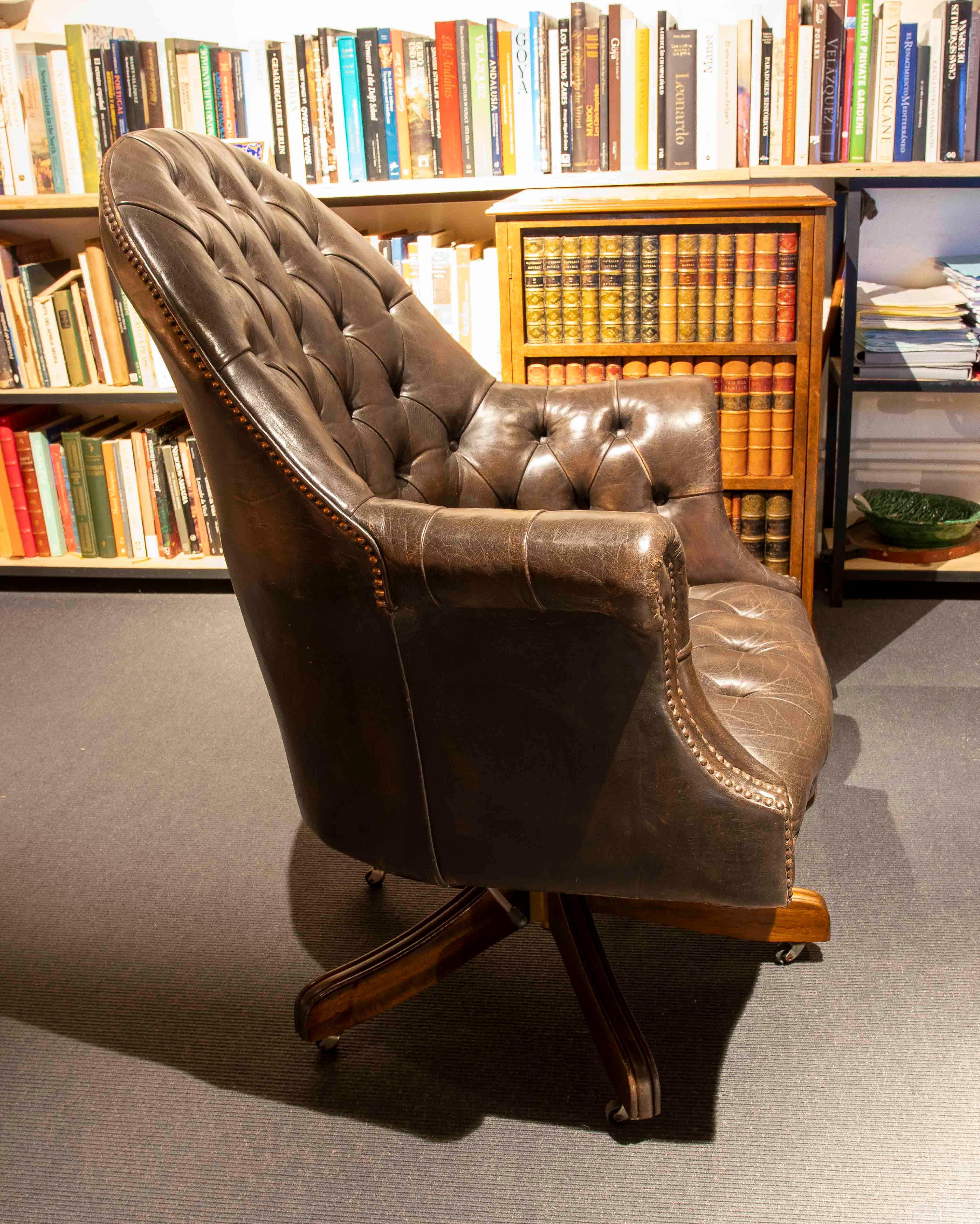 Pelle Coppia di poltrone girevoli in pelle Chesterfield degli anni '80 dal design classico in vendita