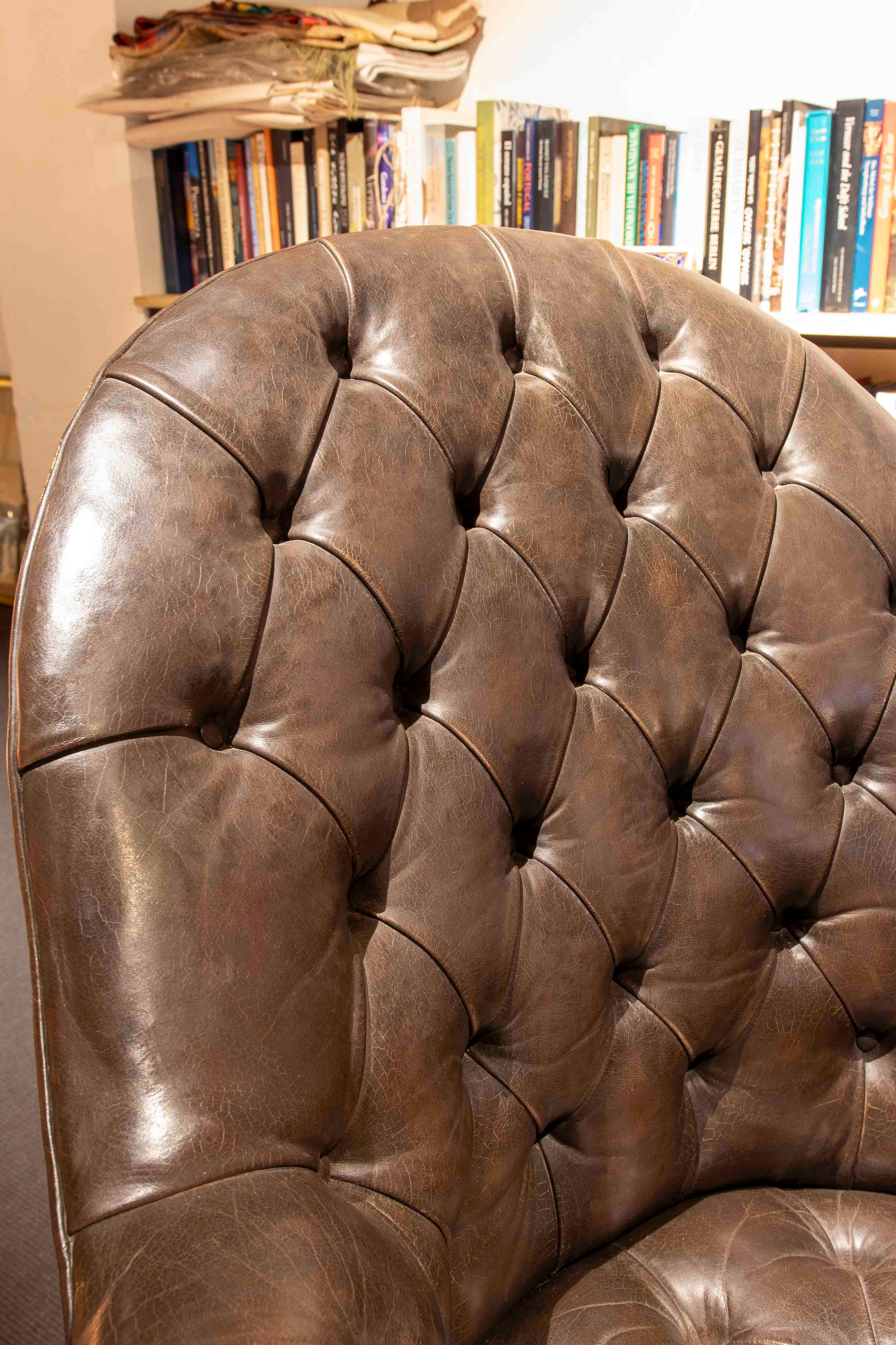 Coppia di poltrone girevoli in pelle Chesterfield degli anni '80 dal design classico in vendita 1