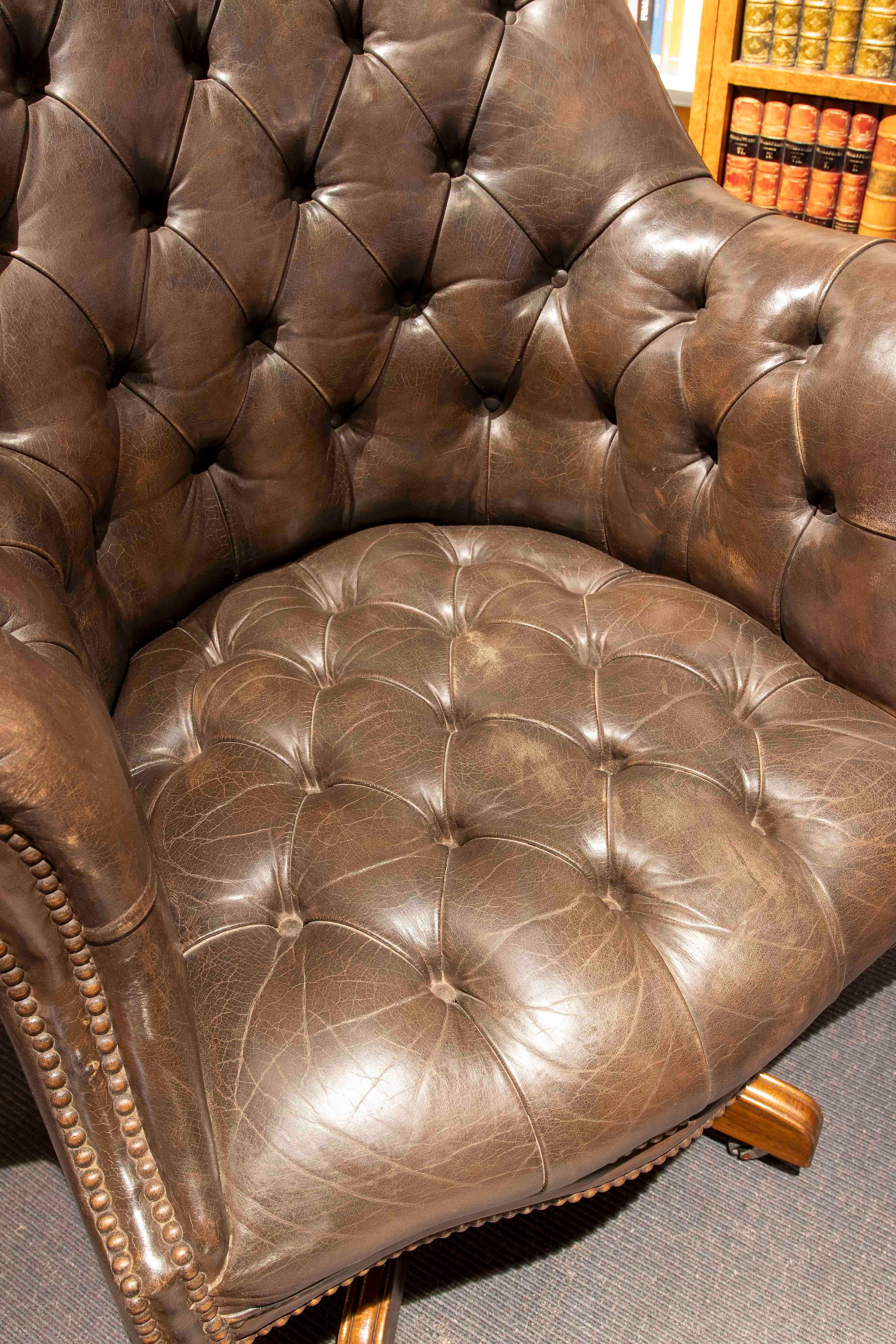 Coppia di poltrone girevoli in pelle Chesterfield degli anni '80 dal design classico in vendita 2