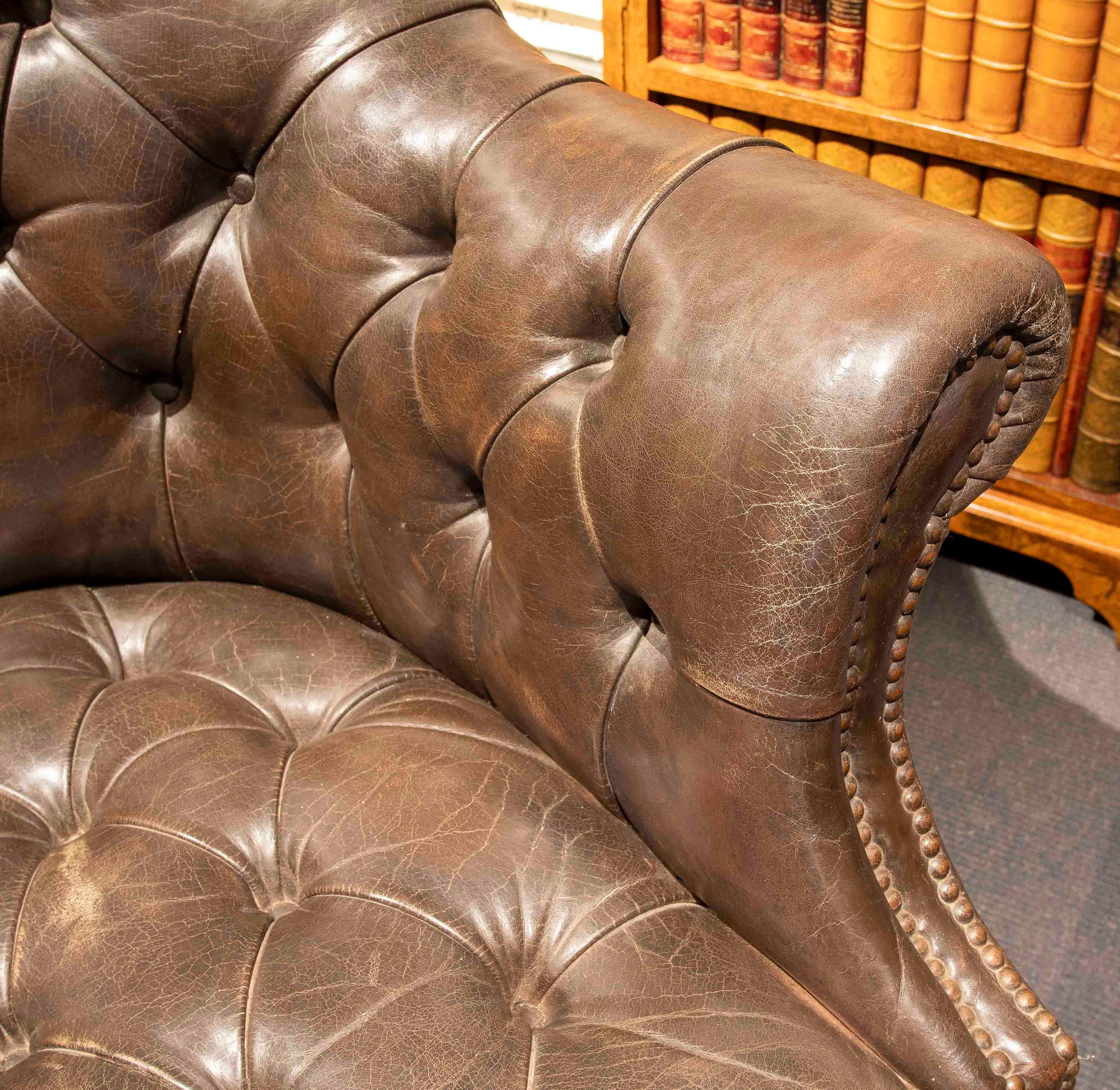 Coppia di poltrone girevoli in pelle Chesterfield degli anni '80 dal design classico in vendita 3