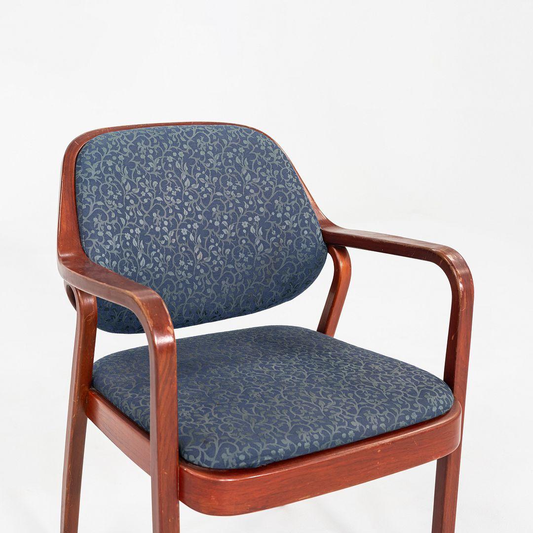 Coppia di poltrone anni '80 Don Petitt per Knoll 1105 in legno di quercia con tessuto blu in vendita 3