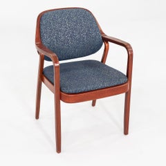 Coppia di poltrone anni '80 Don Petitt per Knoll 1105 in legno di quercia con tessuto blu