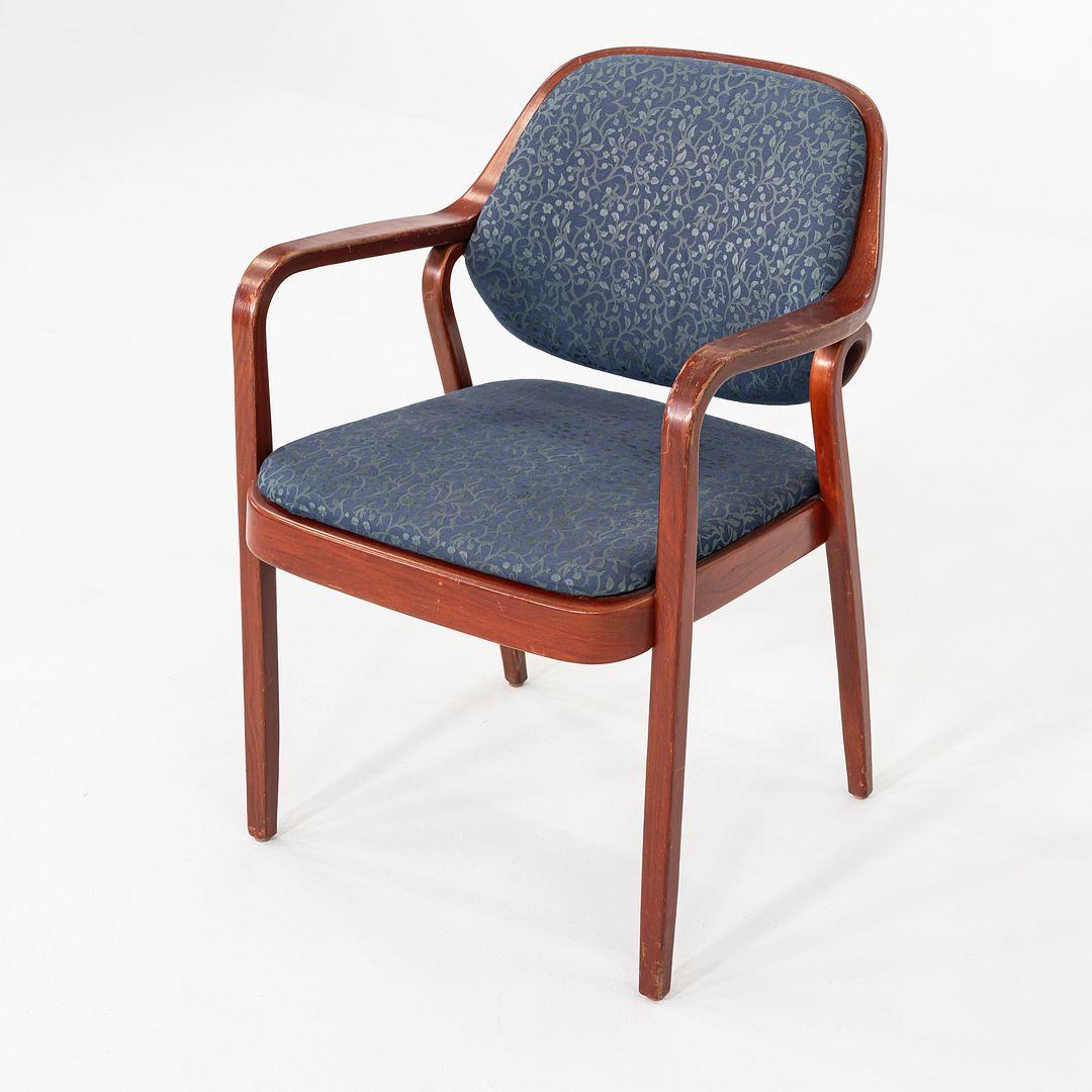 Moderno Coppia di poltrone anni '80 Don Petitt per Knoll 1105 in legno di quercia con tessuto blu in vendita