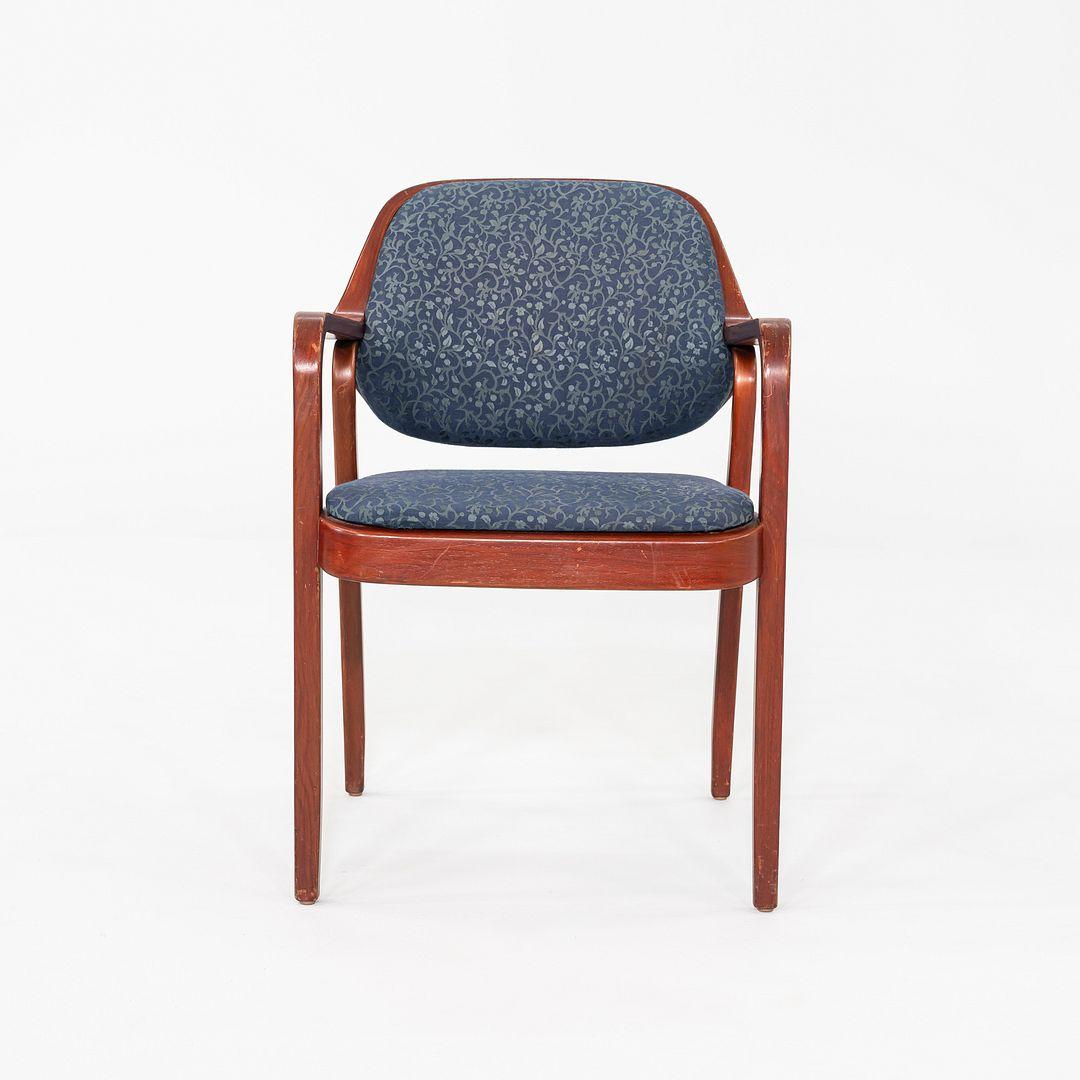 Americano Coppia di poltrone anni '80 Don Petitt per Knoll 1105 in legno di quercia con tessuto blu in vendita