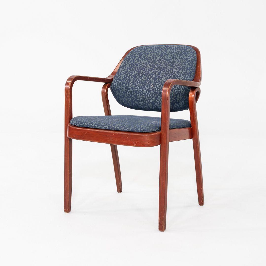 Coppia di poltrone anni '80 Don Petitt per Knoll 1105 in legno di quercia con tessuto blu In condizioni buone in vendita a Philadelphia, PA