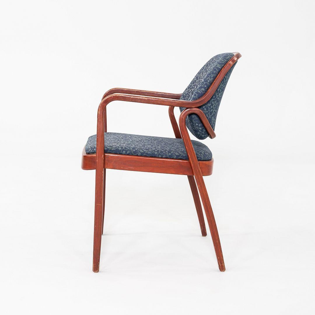 Fine XX secolo Coppia di poltrone anni '80 Don Petitt per Knoll 1105 in legno di quercia con tessuto blu in vendita