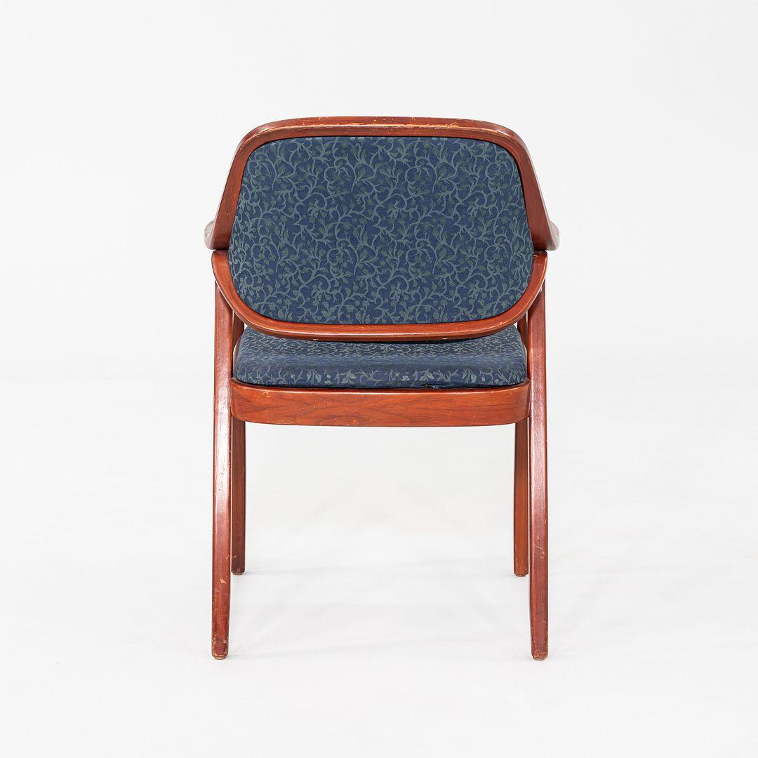 Coppia di poltrone anni '80 Don Petitt per Knoll 1105 in legno di quercia con tessuto blu in vendita 1