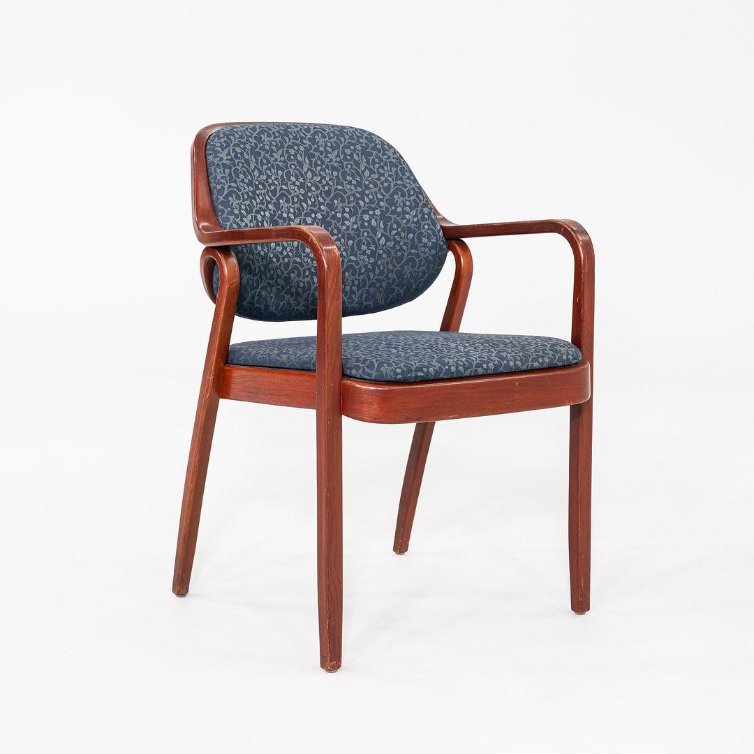 Coppia di poltrone anni '80 Don Petitt per Knoll 1105 in legno di quercia con tessuto blu in vendita 2