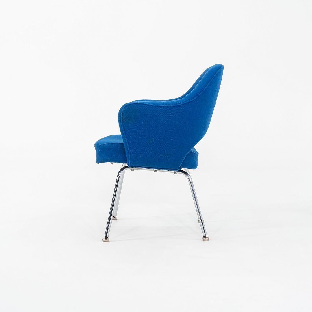 1980s Pair of Eero Saarinen Dining Arm Chairs with Tubular Legs and Blue Fabric en vente 4
