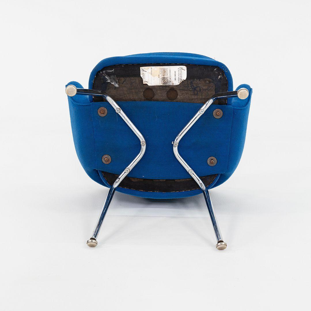 1980s Pair of Eero Saarinen Dining Arm Chairs with Tubular Legs and Blue Fabric en vente 5